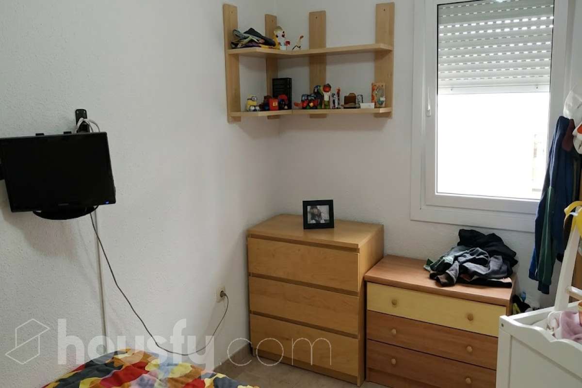 Housfy vende 🏡 luminoso piso ubicado en Badalona, el cuál consta de 45m2 útiles (verificados con la Dirección General de Catastro). Construido en el año: 1965. VIVIENDA ALQUILADA, PRODUCTO DE INVERSIÓN Distribución de estancias -Salón-comedor -2 Dormitorios -1 Baño -Cocina equipada Características específicas -Ascensor -Amueblado -Calefacción Zona y entorno Respecto a la ubicación, se sitúa en Badalona, municipio de Barcelona. Esta propiedad se encuentra cerca de transporte público, colegios, supermercados y farmacias. Aviso legal El precio de venta no incluye gastos de la compraventa como notaría, registro, impuestos, ni tampoco honorarios agencia. Esta publicación no es vinculante. Consulta siempre la nota simple con Housfy antes de formalizar la compraventa. Sobre nosotros Housfy es la plataforma integral de servicios inmobiliarios. Nuestra combinación de expertos y tecnología pone al alcance de todo el mundo servicios cómodos, claros y seguros. AICAT número: 7922. Nos encargamos de la gestión y asesoramiento de la compra. ¡Olvídate de todo! Hacemos los trámites por ti. Y, si además necesitas financiación, ponemos a tu disposición un bróker hipotecario para ayudarte a conseguir las mejores condiciones para tu perfil económico. ¿Quieres visitarla? Contacta con Housfy y agenda tu visita sin compromiso. Más información en: housfy.com En cumplimiento de la Ley 8/2026 en Cataluña, el certificado de presencia o ausencia de amianto se encuentra en proceso de tramitación.-4
