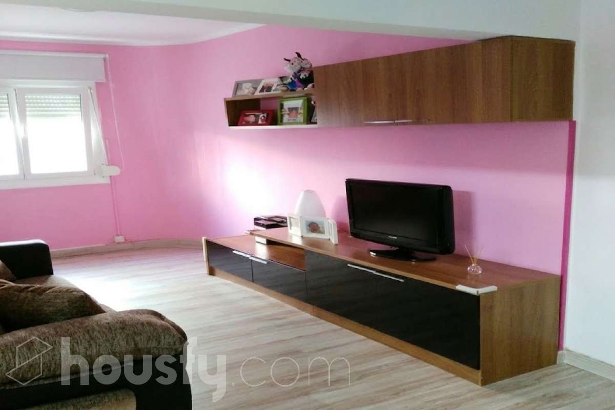 Housfy vende 🏡 luminoso piso ubicado en Badalona, el cuál consta de 45m2 útiles (verificados con la Dirección General de Catastro). Construido en el año: 1965. VIVIENDA ALQUILADA, PRODUCTO DE INVERSIÓN Distribución de estancias -Salón-comedor -2 Dormitorios -1 Baño -Cocina equipada Características específicas -Ascensor -Amueblado -Calefacción Zona y entorno Respecto a la ubicación, se sitúa en Badalona, municipio de Barcelona. Esta propiedad se encuentra cerca de transporte público, colegios, supermercados y farmacias. Aviso legal El precio de venta no incluye gastos de la compraventa como notaría, registro, impuestos, ni tampoco honorarios agencia. Esta publicación no es vinculante. Consulta siempre la nota simple con Housfy antes de formalizar la compraventa. Sobre nosotros Housfy es la plataforma integral de servicios inmobiliarios. Nuestra combinación de expertos y tecnología pone al alcance de todo el mundo servicios cómodos, claros y seguros. AICAT número: 7922. Nos encargamos de la gestión y asesoramiento de la compra. ¡Olvídate de todo! Hacemos los trámites por ti. Y, si además necesitas financiación, ponemos a tu disposición un bróker hipotecario para ayudarte a conseguir las mejores condiciones para tu perfil económico. ¿Quieres visitarla? Contacta con Housfy y agenda tu visita sin compromiso. Más información en: housfy.com En cumplimiento de la Ley 8/2026 en Cataluña, el certificado de presencia o ausencia de amianto se encuentra en proceso de tramitación.-2