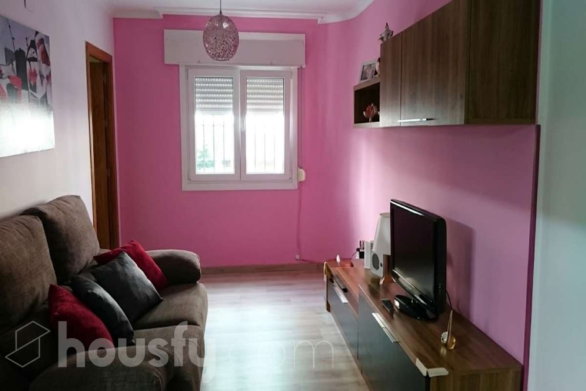 Housfy vende 🏡 luminoso piso ubicado en Badalona, el cuál consta de 45m2 útiles (verificados con la Dirección General de Catastro). Construido en el año: 1965. VIVIENDA ALQUILADA, PRODUCTO DE INVERSIÓN Distribución de estancias -Salón-comedor -2 Dormitorios -1 Baño -Cocina equipada Características específicas -Ascensor -Amueblado -Calefacción Zona y entorno Respecto a la ubicación, se sitúa en Badalona, municipio de Barcelona. Esta propiedad se encuentra cerca de transporte público, colegios, supermercados y farmacias. Aviso legal El precio de venta no incluye gastos de la compraventa como notaría, registro, impuestos, ni tampoco honorarios agencia. Esta publicación no es vinculante. Consulta siempre la nota simple con Housfy antes de formalizar la compraventa. Sobre nosotros Housfy es la plataforma integral de servicios inmobiliarios. Nuestra combinación de expertos y tecnología pone al alcance de todo el mundo servicios cómodos, claros y seguros. AICAT número: 7922. Nos encargamos de la gestión y asesoramiento de la compra. ¡Olvídate de todo! Hacemos los trámites por ti. Y, si además necesitas financiación, ponemos a tu disposición un bróker hipotecario para ayudarte a conseguir las mejores condiciones para tu perfil económico. ¿Quieres visitarla? Contacta con Housfy y agenda tu visita sin compromiso. Más información en: housfy.com En cumplimiento de la Ley 8/2026 en Cataluña, el certificado de presencia o ausencia de amianto se encuentra en proceso de tramitación.-3