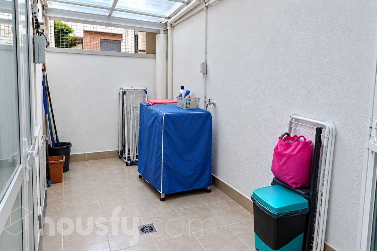 Housfy vende 🏡 luminoso piso ubicado en Badalona, el cuál consta de 45m2 útiles (verificados con la Dirección General de Catastro). Construido en el año: 1965. VIVIENDA ALQUILADA, PRODUCTO DE INVERSIÓN Distribución de estancias -Salón-comedor -2 Dormitorios -1 Baño -Cocina equipada Características específicas -Ascensor -Amueblado -Calefacción Zona y entorno Respecto a la ubicación, se sitúa en Badalona, municipio de Barcelona. Esta propiedad se encuentra cerca de transporte público, colegios, supermercados y farmacias. Aviso legal El precio de venta no incluye gastos de la compraventa como notaría, registro, impuestos, ni tampoco honorarios agencia. Esta publicación no es vinculante. Consulta siempre la nota simple con Housfy antes de formalizar la compraventa. Sobre nosotros Housfy es la plataforma integral de servicios inmobiliarios. Nuestra combinación de expertos y tecnología pone al alcance de todo el mundo servicios cómodos, claros y seguros. AICAT número: 7922. Nos encargamos de la gestión y asesoramiento de la compra. ¡Olvídate de todo! Hacemos los trámites por ti. Y, si además necesitas financiación, ponemos a tu disposición un bróker hipotecario para ayudarte a conseguir las mejores condiciones para tu perfil económico. ¿Quieres visitarla? Contacta con Housfy y agenda tu visita sin compromiso. Más información en: housfy.com En cumplimiento de la Ley 8/2026 en Cataluña, el certificado de presencia o ausencia de amianto se encuentra en proceso de tramitación.-8