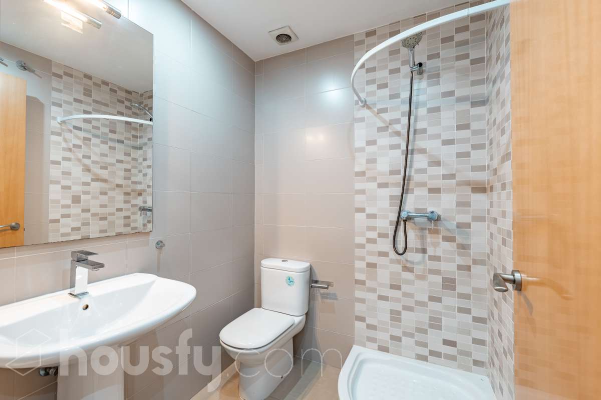 Housfy vende 🏡 amplio piso ubicado en Cerdanyola del Vallès, el cuál consta de 100m2 útiles (verificados con la Dirección General de Catastro). Construido en el año: 2007. Distribución de estancias -Salón-comedor -3 Dormitorios -2 Baños -Cocina equipada Características específicas -Ascensor -Aire acondicionado -Trastero -Amueblado -Calefacción -Electrodomésticos -Balcón -Terraza -Plaza de garaje Zona y entorno Respecto a la ubicación, se sitúa en Cerdanyola del Vallès, municipio de Barcelona. Esta propiedad se encuentra cerca de transporte público, colegios, supermercados y farmacias. Aviso legal El precio de venta no incluye gastos de la compraventa como notaría, registro, impuestos, ni tampoco honorarios agencia. Esta publicación no es vinculante. Consulta siempre la nota simple con Housfy antes de formalizar la compraventa. Sobre nosotros Housfy es la plataforma integral de servicios inmobiliarios. Nuestra combinación de expertos y tecnología pone al alcance de todo el mundo servicios cómodos, claros y seguros. AICAT número: 7922. Nos encargamos de la gestión y asesoramiento de la compra. ¡Olvídate de todo! Hacemos los trámites por ti. Y, si además necesitas financiación, ponemos a tu disposición un bróker hipotecario para ayudarte a conseguir las mejores condiciones para tu perfil económico. ¿Quieres visitarla? Contacta con Housfy y agenda tu visita sin compromiso. Más información en: housfy.com En cumplimiento de la Ley 8/2026 en Cataluña, el certificado de presencia o ausencia de amianto se encuentra en proceso de tramitación.-18