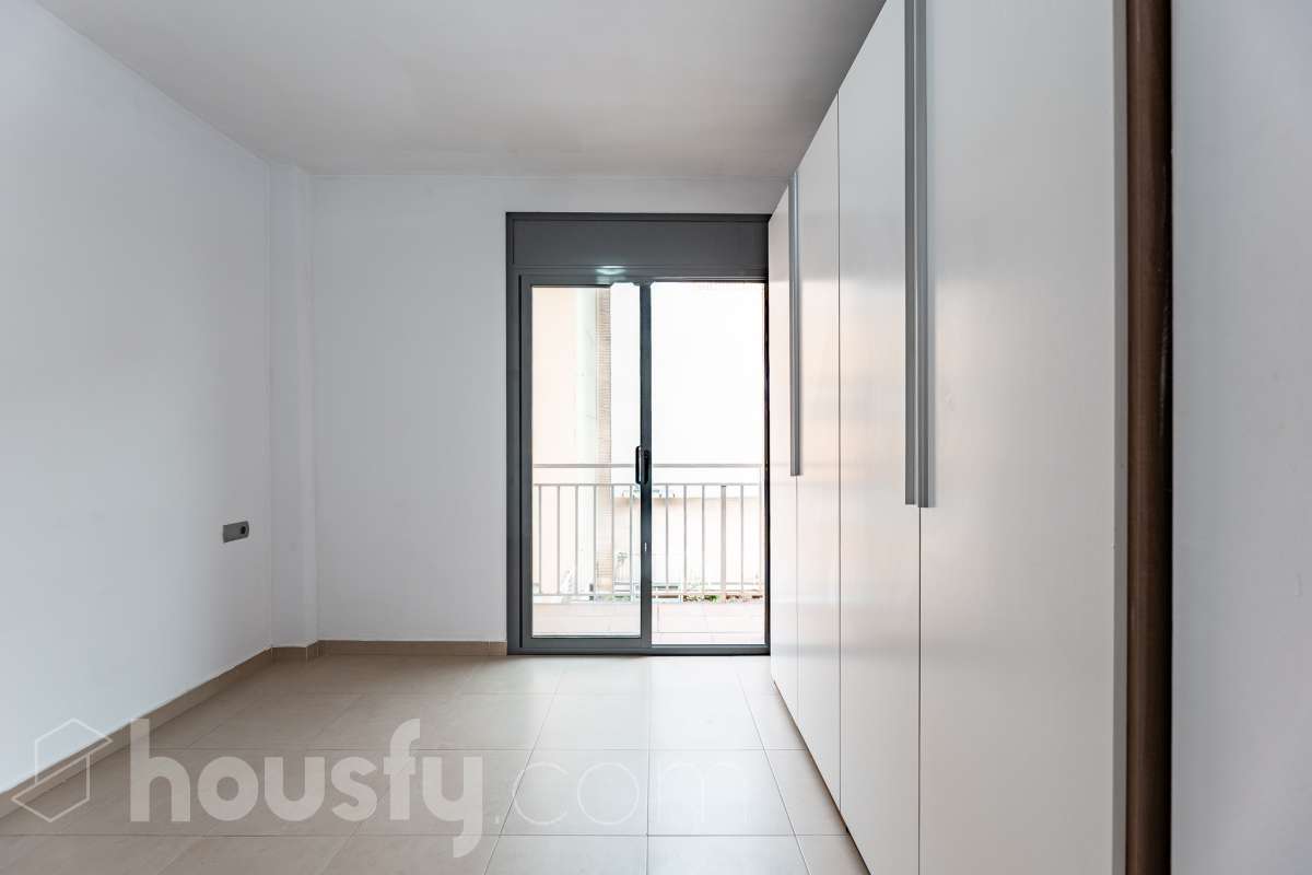 Housfy vende 🏡 amplio piso ubicado en Cerdanyola del Vallès, el cuál consta de 100m2 útiles (verificados con la Dirección General de Catastro). Construido en el año: 2007. Distribución de estancias -Salón-comedor -3 Dormitorios -2 Baños -Cocina equipada Características específicas -Ascensor -Aire acondicionado -Trastero -Amueblado -Calefacción -Electrodomésticos -Balcón -Terraza -Plaza de garaje Zona y entorno Respecto a la ubicación, se sitúa en Cerdanyola del Vallès, municipio de Barcelona. Esta propiedad se encuentra cerca de transporte público, colegios, supermercados y farmacias. Aviso legal El precio de venta no incluye gastos de la compraventa como notaría, registro, impuestos, ni tampoco honorarios agencia. Esta publicación no es vinculante. Consulta siempre la nota simple con Housfy antes de formalizar la compraventa. Sobre nosotros Housfy es la plataforma integral de servicios inmobiliarios. Nuestra combinación de expertos y tecnología pone al alcance de todo el mundo servicios cómodos, claros y seguros. AICAT número: 7922. Nos encargamos de la gestión y asesoramiento de la compra. ¡Olvídate de todo! Hacemos los trámites por ti. Y, si además necesitas financiación, ponemos a tu disposición un bróker hipotecario para ayudarte a conseguir las mejores condiciones para tu perfil económico. ¿Quieres visitarla? Contacta con Housfy y agenda tu visita sin compromiso. Más información en: housfy.com En cumplimiento de la Ley 8/2026 en Cataluña, el certificado de presencia o ausencia de amianto se encuentra en proceso de tramitación.-10