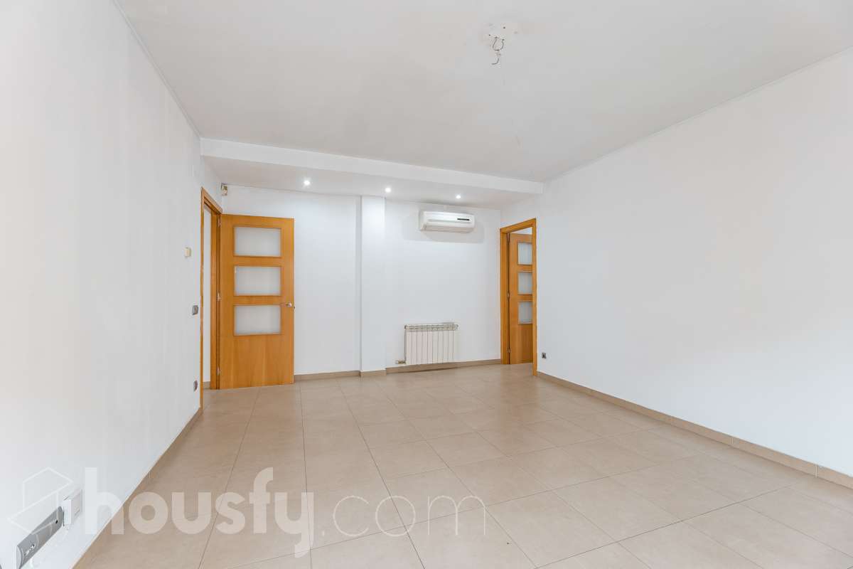 Housfy vende 🏡 amplio piso ubicado en Cerdanyola del Vallès, el cuál consta de 100m2 útiles (verificados con la Dirección General de Catastro). Construido en el año: 2007. Distribución de estancias -Salón-comedor -3 Dormitorios -2 Baños -Cocina equipada Características específicas -Ascensor -Aire acondicionado -Trastero -Amueblado -Calefacción -Electrodomésticos -Balcón -Terraza -Plaza de garaje Zona y entorno Respecto a la ubicación, se sitúa en Cerdanyola del Vallès, municipio de Barcelona. Esta propiedad se encuentra cerca de transporte público, colegios, supermercados y farmacias. Aviso legal El precio de venta no incluye gastos de la compraventa como notaría, registro, impuestos, ni tampoco honorarios agencia. Esta publicación no es vinculante. Consulta siempre la nota simple con Housfy antes de formalizar la compraventa. Sobre nosotros Housfy es la plataforma integral de servicios inmobiliarios. Nuestra combinación de expertos y tecnología pone al alcance de todo el mundo servicios cómodos, claros y seguros. AICAT número: 7922. Nos encargamos de la gestión y asesoramiento de la compra. ¡Olvídate de todo! Hacemos los trámites por ti. Y, si además necesitas financiación, ponemos a tu disposición un bróker hipotecario para ayudarte a conseguir las mejores condiciones para tu perfil económico. ¿Quieres visitarla? Contacta con Housfy y agenda tu visita sin compromiso. Más información en: housfy.com En cumplimiento de la Ley 8/2026 en Cataluña, el certificado de presencia o ausencia de amianto se encuentra en proceso de tramitación.-4