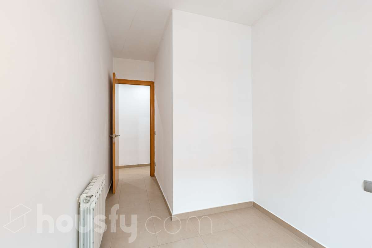 Housfy vende 🏡 amplio piso ubicado en Cerdanyola del Vallès, el cuál consta de 100m2 útiles (verificados con la Dirección General de Catastro). Construido en el año: 2007. Distribución de estancias -Salón-comedor -3 Dormitorios -2 Baños -Cocina equipada Características específicas -Ascensor -Aire acondicionado -Trastero -Amueblado -Calefacción -Electrodomésticos -Balcón -Terraza -Plaza de garaje Zona y entorno Respecto a la ubicación, se sitúa en Cerdanyola del Vallès, municipio de Barcelona. Esta propiedad se encuentra cerca de transporte público, colegios, supermercados y farmacias. Aviso legal El precio de venta no incluye gastos de la compraventa como notaría, registro, impuestos, ni tampoco honorarios agencia. Esta publicación no es vinculante. Consulta siempre la nota simple con Housfy antes de formalizar la compraventa. Sobre nosotros Housfy es la plataforma integral de servicios inmobiliarios. Nuestra combinación de expertos y tecnología pone al alcance de todo el mundo servicios cómodos, claros y seguros. AICAT número: 7922. Nos encargamos de la gestión y asesoramiento de la compra. ¡Olvídate de todo! Hacemos los trámites por ti. Y, si además necesitas financiación, ponemos a tu disposición un bróker hipotecario para ayudarte a conseguir las mejores condiciones para tu perfil económico. ¿Quieres visitarla? Contacta con Housfy y agenda tu visita sin compromiso. Más información en: housfy.com En cumplimiento de la Ley 8/2026 en Cataluña, el certificado de presencia o ausencia de amianto se encuentra en proceso de tramitación.-8