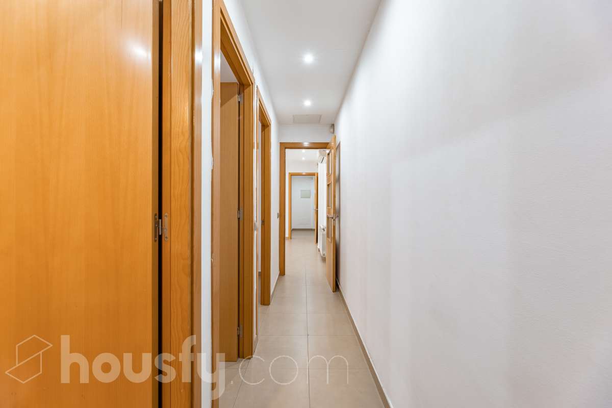 Housfy vende 🏡 amplio piso ubicado en Cerdanyola del Vallès, el cuál consta de 100m2 útiles (verificados con la Dirección General de Catastro). Construido en el año: 2007. Distribución de estancias -Salón-comedor -3 Dormitorios -2 Baños -Cocina equipada Características específicas -Ascensor -Aire acondicionado -Trastero -Amueblado -Calefacción -Electrodomésticos -Balcón -Terraza -Plaza de garaje Zona y entorno Respecto a la ubicación, se sitúa en Cerdanyola del Vallès, municipio de Barcelona. Esta propiedad se encuentra cerca de transporte público, colegios, supermercados y farmacias. Aviso legal El precio de venta no incluye gastos de la compraventa como notaría, registro, impuestos, ni tampoco honorarios agencia. Esta publicación no es vinculante. Consulta siempre la nota simple con Housfy antes de formalizar la compraventa. Sobre nosotros Housfy es la plataforma integral de servicios inmobiliarios. Nuestra combinación de expertos y tecnología pone al alcance de todo el mundo servicios cómodos, claros y seguros. AICAT número: 7922. Nos encargamos de la gestión y asesoramiento de la compra. ¡Olvídate de todo! Hacemos los trámites por ti. Y, si además necesitas financiación, ponemos a tu disposición un bróker hipotecario para ayudarte a conseguir las mejores condiciones para tu perfil económico. ¿Quieres visitarla? Contacta con Housfy y agenda tu visita sin compromiso. Más información en: housfy.com En cumplimiento de la Ley 8/2026 en Cataluña, el certificado de presencia o ausencia de amianto se encuentra en proceso de tramitación.-27