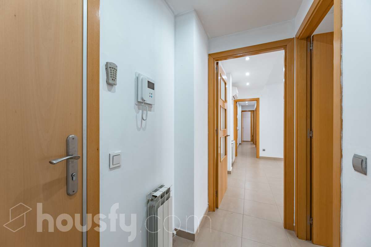 Housfy vende 🏡 amplio piso ubicado en Cerdanyola del Vallès, el cuál consta de 100m2 útiles (verificados con la Dirección General de Catastro). Construido en el año: 2007. Distribución de estancias -Salón-comedor -3 Dormitorios -2 Baños -Cocina equipada Características específicas -Ascensor -Aire acondicionado -Trastero -Amueblado -Calefacción -Electrodomésticos -Balcón -Terraza -Plaza de garaje Zona y entorno Respecto a la ubicación, se sitúa en Cerdanyola del Vallès, municipio de Barcelona. Esta propiedad se encuentra cerca de transporte público, colegios, supermercados y farmacias. Aviso legal El precio de venta no incluye gastos de la compraventa como notaría, registro, impuestos, ni tampoco honorarios agencia. Esta publicación no es vinculante. Consulta siempre la nota simple con Housfy antes de formalizar la compraventa. Sobre nosotros Housfy es la plataforma integral de servicios inmobiliarios. Nuestra combinación de expertos y tecnología pone al alcance de todo el mundo servicios cómodos, claros y seguros. AICAT número: 7922. Nos encargamos de la gestión y asesoramiento de la compra. ¡Olvídate de todo! Hacemos los trámites por ti. Y, si además necesitas financiación, ponemos a tu disposición un bróker hipotecario para ayudarte a conseguir las mejores condiciones para tu perfil económico. ¿Quieres visitarla? Contacta con Housfy y agenda tu visita sin compromiso. Más información en: housfy.com En cumplimiento de la Ley 8/2026 en Cataluña, el certificado de presencia o ausencia de amianto se encuentra en proceso de tramitación.-30