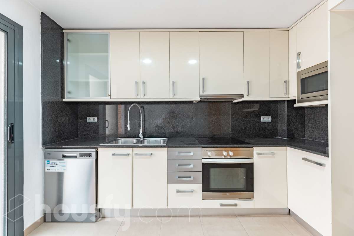 Housfy vende 🏡 amplio piso ubicado en Cerdanyola del Vallès, el cuál consta de 100m2 útiles (verificados con la Dirección General de Catastro). Construido en el año: 2007. Distribución de estancias -Salón-comedor -3 Dormitorios -2 Baños -Cocina equipada Características específicas -Ascensor -Aire acondicionado -Trastero -Amueblado -Calefacción -Electrodomésticos -Balcón -Terraza -Plaza de garaje Zona y entorno Respecto a la ubicación, se sitúa en Cerdanyola del Vallès, municipio de Barcelona. Esta propiedad se encuentra cerca de transporte público, colegios, supermercados y farmacias. Aviso legal El precio de venta no incluye gastos de la compraventa como notaría, registro, impuestos, ni tampoco honorarios agencia. Esta publicación no es vinculante. Consulta siempre la nota simple con Housfy antes de formalizar la compraventa. Sobre nosotros Housfy es la plataforma integral de servicios inmobiliarios. Nuestra combinación de expertos y tecnología pone al alcance de todo el mundo servicios cómodos, claros y seguros. AICAT número: 7922. Nos encargamos de la gestión y asesoramiento de la compra. ¡Olvídate de todo! Hacemos los trámites por ti. Y, si además necesitas financiación, ponemos a tu disposición un bróker hipotecario para ayudarte a conseguir las mejores condiciones para tu perfil económico. ¿Quieres visitarla? Contacta con Housfy y agenda tu visita sin compromiso. Más información en: housfy.com En cumplimiento de la Ley 8/2026 en Cataluña, el certificado de presencia o ausencia de amianto se encuentra en proceso de tramitación.-15
