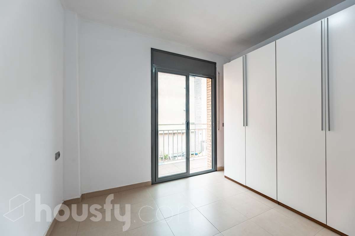 Housfy vende 🏡 amplio piso ubicado en Cerdanyola del Vallès, el cuál consta de 100m2 útiles (verificados con la Dirección General de Catastro). Construido en el año: 2007. Distribución de estancias -Salón-comedor -3 Dormitorios -2 Baños -Cocina equipada Características específicas -Ascensor -Aire acondicionado -Trastero -Amueblado -Calefacción -Electrodomésticos -Balcón -Terraza -Plaza de garaje Zona y entorno Respecto a la ubicación, se sitúa en Cerdanyola del Vallès, municipio de Barcelona. Esta propiedad se encuentra cerca de transporte público, colegios, supermercados y farmacias. Aviso legal El precio de venta no incluye gastos de la compraventa como notaría, registro, impuestos, ni tampoco honorarios agencia. Esta publicación no es vinculante. Consulta siempre la nota simple con Housfy antes de formalizar la compraventa. Sobre nosotros Housfy es la plataforma integral de servicios inmobiliarios. Nuestra combinación de expertos y tecnología pone al alcance de todo el mundo servicios cómodos, claros y seguros. AICAT número: 7922. Nos encargamos de la gestión y asesoramiento de la compra. ¡Olvídate de todo! Hacemos los trámites por ti. Y, si además necesitas financiación, ponemos a tu disposición un bróker hipotecario para ayudarte a conseguir las mejores condiciones para tu perfil económico. ¿Quieres visitarla? Contacta con Housfy y agenda tu visita sin compromiso. Más información en: housfy.com En cumplimiento de la Ley 8/2026 en Cataluña, el certificado de presencia o ausencia de amianto se encuentra en proceso de tramitación.-13