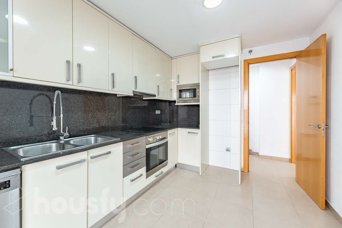 Housfy vende 🏡 amplio piso ubicado en Cerdanyola del Vallès, el cuál consta de 100m2 útiles (verificados con la Dirección General de Catastro). Construido en el año: 2007. Distribución de estancias -Salón-comedor -3 Dormitorios -2 Baños -Cocina equipada Características específicas -Ascensor -Aire acondicionado -Trastero -Amueblado -Calefacción -Electrodomésticos -Balcón -Terraza -Plaza de garaje Zona y entorno Respecto a la ubicación, se sitúa en Cerdanyola del Vallès, municipio de Barcelona. Esta propiedad se encuentra cerca de transporte público, colegios, supermercados y farmacias. Aviso legal El precio de venta no incluye gastos de la compraventa como notaría, registro, impuestos, ni tampoco honorarios agencia. Esta publicación no es vinculante. Consulta siempre la nota simple con Housfy antes de formalizar la compraventa. Sobre nosotros Housfy es la plataforma integral de servicios inmobiliarios. Nuestra combinación de expertos y tecnología pone al alcance de todo el mundo servicios cómodos, claros y seguros. AICAT número: 7922. Nos encargamos de la gestión y asesoramiento de la compra. ¡Olvídate de todo! Hacemos los trámites por ti. Y, si además necesitas financiación, ponemos a tu disposición un bróker hipotecario para ayudarte a conseguir las mejores condiciones para tu perfil económico. ¿Quieres visitarla? Contacta con Housfy y agenda tu visita sin compromiso. Más información en: housfy.com En cumplimiento de la Ley 8/2026 en Cataluña, el certificado de presencia o ausencia de amianto se encuentra en proceso de tramitación.-17