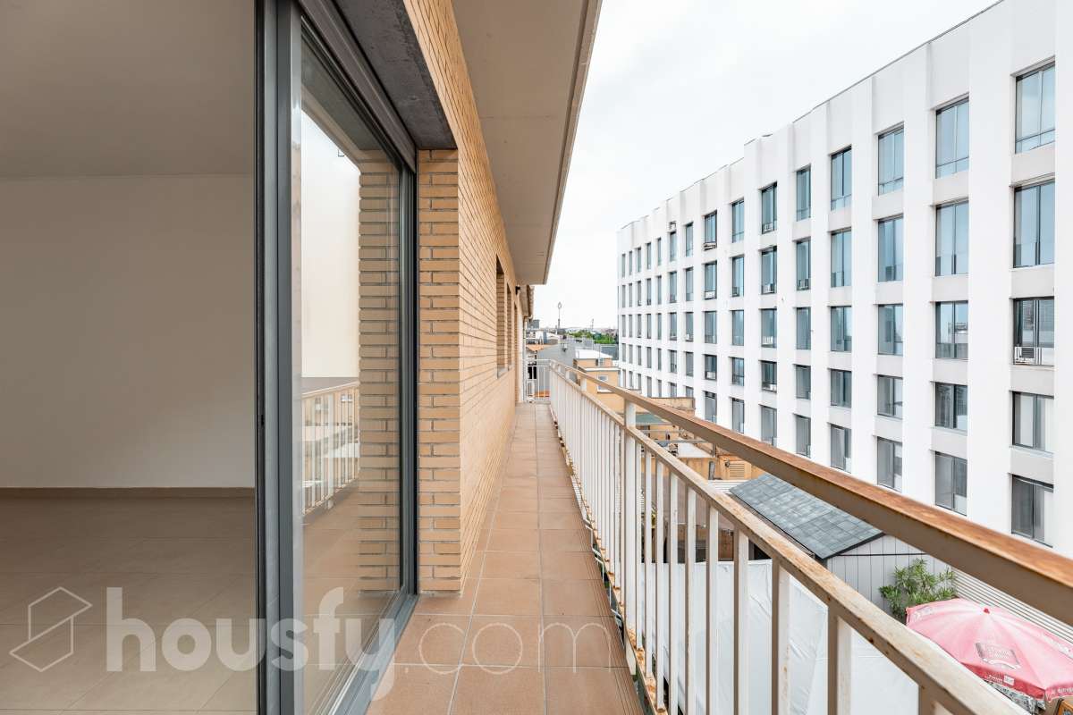 Housfy vende 🏡 amplio piso ubicado en Cerdanyola del Vallès, el cuál consta de 100m2 útiles (verificados con la Dirección General de Catastro). Construido en el año: 2007. Distribución de estancias -Salón-comedor -3 Dormitorios -2 Baños -Cocina equipada Características específicas -Ascensor -Aire acondicionado -Trastero -Amueblado -Calefacción -Electrodomésticos -Balcón -Terraza -Plaza de garaje Zona y entorno Respecto a la ubicación, se sitúa en Cerdanyola del Vallès, municipio de Barcelona. Esta propiedad se encuentra cerca de transporte público, colegios, supermercados y farmacias. Aviso legal El precio de venta no incluye gastos de la compraventa como notaría, registro, impuestos, ni tampoco honorarios agencia. Esta publicación no es vinculante. Consulta siempre la nota simple con Housfy antes de formalizar la compraventa. Sobre nosotros Housfy es la plataforma integral de servicios inmobiliarios. Nuestra combinación de expertos y tecnología pone al alcance de todo el mundo servicios cómodos, claros y seguros. AICAT número: 7922. Nos encargamos de la gestión y asesoramiento de la compra. ¡Olvídate de todo! Hacemos los trámites por ti. Y, si además necesitas financiación, ponemos a tu disposición un bróker hipotecario para ayudarte a conseguir las mejores condiciones para tu perfil económico. ¿Quieres visitarla? Contacta con Housfy y agenda tu visita sin compromiso. Más información en: housfy.com En cumplimiento de la Ley 8/2026 en Cataluña, el certificado de presencia o ausencia de amianto se encuentra en proceso de tramitación.-24