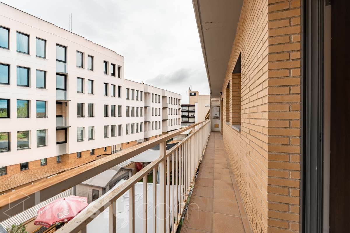 Housfy vende 🏡 amplio piso ubicado en Cerdanyola del Vallès, el cuál consta de 100m2 útiles (verificados con la Dirección General de Catastro). Construido en el año: 2007. Distribución de estancias -Salón-comedor -3 Dormitorios -2 Baños -Cocina equipada Características específicas -Ascensor -Aire acondicionado -Trastero -Amueblado -Calefacción -Electrodomésticos -Balcón -Terraza -Plaza de garaje Zona y entorno Respecto a la ubicación, se sitúa en Cerdanyola del Vallès, municipio de Barcelona. Esta propiedad se encuentra cerca de transporte público, colegios, supermercados y farmacias. Aviso legal El precio de venta no incluye gastos de la compraventa como notaría, registro, impuestos, ni tampoco honorarios agencia. Esta publicación no es vinculante. Consulta siempre la nota simple con Housfy antes de formalizar la compraventa. Sobre nosotros Housfy es la plataforma integral de servicios inmobiliarios. Nuestra combinación de expertos y tecnología pone al alcance de todo el mundo servicios cómodos, claros y seguros. AICAT número: 7922. Nos encargamos de la gestión y asesoramiento de la compra. ¡Olvídate de todo! Hacemos los trámites por ti. Y, si además necesitas financiación, ponemos a tu disposición un bróker hipotecario para ayudarte a conseguir las mejores condiciones para tu perfil económico. ¿Quieres visitarla? Contacta con Housfy y agenda tu visita sin compromiso. Más información en: housfy.com En cumplimiento de la Ley 8/2026 en Cataluña, el certificado de presencia o ausencia de amianto se encuentra en proceso de tramitación.-25