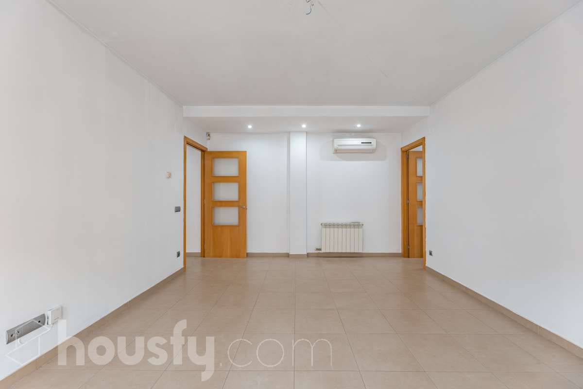 Housfy vende 🏡 amplio piso ubicado en Cerdanyola del Vallès, el cuál consta de 100m2 útiles (verificados con la Dirección General de Catastro). Construido en el año: 2007. Distribución de estancias -Salón-comedor -3 Dormitorios -2 Baños -Cocina equipada Características específicas -Ascensor -Aire acondicionado -Trastero -Amueblado -Calefacción -Electrodomésticos -Balcón -Terraza -Plaza de garaje Zona y entorno Respecto a la ubicación, se sitúa en Cerdanyola del Vallès, municipio de Barcelona. Esta propiedad se encuentra cerca de transporte público, colegios, supermercados y farmacias. Aviso legal El precio de venta no incluye gastos de la compraventa como notaría, registro, impuestos, ni tampoco honorarios agencia. Esta publicación no es vinculante. Consulta siempre la nota simple con Housfy antes de formalizar la compraventa. Sobre nosotros Housfy es la plataforma integral de servicios inmobiliarios. Nuestra combinación de expertos y tecnología pone al alcance de todo el mundo servicios cómodos, claros y seguros. AICAT número: 7922. Nos encargamos de la gestión y asesoramiento de la compra. ¡Olvídate de todo! Hacemos los trámites por ti. Y, si además necesitas financiación, ponemos a tu disposición un bróker hipotecario para ayudarte a conseguir las mejores condiciones para tu perfil económico. ¿Quieres visitarla? Contacta con Housfy y agenda tu visita sin compromiso. Más información en: housfy.com En cumplimiento de la Ley 8/2026 en Cataluña, el certificado de presencia o ausencia de amianto se encuentra en proceso de tramitación.-3