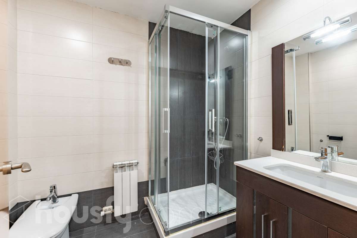 Housfy vende 🏡 amplio piso ubicado en Cerdanyola del Vallès, el cuál consta de 100m2 útiles (verificados con la Dirección General de Catastro). Construido en el año: 2007. Distribución de estancias -Salón-comedor -3 Dormitorios -2 Baños -Cocina equipada Características específicas -Ascensor -Aire acondicionado -Trastero -Amueblado -Calefacción -Electrodomésticos -Balcón -Terraza -Plaza de garaje Zona y entorno Respecto a la ubicación, se sitúa en Cerdanyola del Vallès, municipio de Barcelona. Esta propiedad se encuentra cerca de transporte público, colegios, supermercados y farmacias. Aviso legal El precio de venta no incluye gastos de la compraventa como notaría, registro, impuestos, ni tampoco honorarios agencia. Esta publicación no es vinculante. Consulta siempre la nota simple con Housfy antes de formalizar la compraventa. Sobre nosotros Housfy es la plataforma integral de servicios inmobiliarios. Nuestra combinación de expertos y tecnología pone al alcance de todo el mundo servicios cómodos, claros y seguros. AICAT número: 7922. Nos encargamos de la gestión y asesoramiento de la compra. ¡Olvídate de todo! Hacemos los trámites por ti. Y, si además necesitas financiación, ponemos a tu disposición un bróker hipotecario para ayudarte a conseguir las mejores condiciones para tu perfil económico. ¿Quieres visitarla? Contacta con Housfy y agenda tu visita sin compromiso. Más información en: housfy.com En cumplimiento de la Ley 8/2026 en Cataluña, el certificado de presencia o ausencia de amianto se encuentra en proceso de tramitación.-20