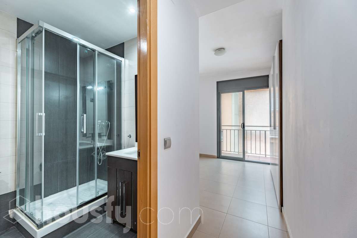 Housfy vende 🏡 amplio piso ubicado en Cerdanyola del Vallès, el cuál consta de 100m2 útiles (verificados con la Dirección General de Catastro). Construido en el año: 2007. Distribución de estancias -Salón-comedor -3 Dormitorios -2 Baños -Cocina equipada Características específicas -Ascensor -Aire acondicionado -Trastero -Amueblado -Calefacción -Electrodomésticos -Balcón -Terraza -Plaza de garaje Zona y entorno Respecto a la ubicación, se sitúa en Cerdanyola del Vallès, municipio de Barcelona. Esta propiedad se encuentra cerca de transporte público, colegios, supermercados y farmacias. Aviso legal El precio de venta no incluye gastos de la compraventa como notaría, registro, impuestos, ni tampoco honorarios agencia. Esta publicación no es vinculante. Consulta siempre la nota simple con Housfy antes de formalizar la compraventa. Sobre nosotros Housfy es la plataforma integral de servicios inmobiliarios. Nuestra combinación de expertos y tecnología pone al alcance de todo el mundo servicios cómodos, claros y seguros. AICAT número: 7922. Nos encargamos de la gestión y asesoramiento de la compra. ¡Olvídate de todo! Hacemos los trámites por ti. Y, si además necesitas financiación, ponemos a tu disposición un bróker hipotecario para ayudarte a conseguir las mejores condiciones para tu perfil económico. ¿Quieres visitarla? Contacta con Housfy y agenda tu visita sin compromiso. Más información en: housfy.com En cumplimiento de la Ley 8/2026 en Cataluña, el certificado de presencia o ausencia de amianto se encuentra en proceso de tramitación.-9