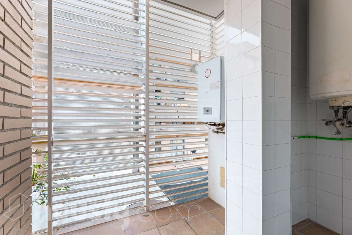 Housfy vende 🏡 amplio piso ubicado en Cerdanyola del Vallès, el cuál consta de 100m2 útiles (verificados con la Dirección General de Catastro). Construido en el año: 2007. Distribución de estancias -Salón-comedor -3 Dormitorios -2 Baños -Cocina equipada Características específicas -Ascensor -Aire acondicionado -Trastero -Amueblado -Calefacción -Electrodomésticos -Balcón -Terraza -Plaza de garaje Zona y entorno Respecto a la ubicación, se sitúa en Cerdanyola del Vallès, municipio de Barcelona. Esta propiedad se encuentra cerca de transporte público, colegios, supermercados y farmacias. Aviso legal El precio de venta no incluye gastos de la compraventa como notaría, registro, impuestos, ni tampoco honorarios agencia. Esta publicación no es vinculante. Consulta siempre la nota simple con Housfy antes de formalizar la compraventa. Sobre nosotros Housfy es la plataforma integral de servicios inmobiliarios. Nuestra combinación de expertos y tecnología pone al alcance de todo el mundo servicios cómodos, claros y seguros. AICAT número: 7922. Nos encargamos de la gestión y asesoramiento de la compra. ¡Olvídate de todo! Hacemos los trámites por ti. Y, si además necesitas financiación, ponemos a tu disposición un bróker hipotecario para ayudarte a conseguir las mejores condiciones para tu perfil económico. ¿Quieres visitarla? Contacta con Housfy y agenda tu visita sin compromiso. Más información en: housfy.com En cumplimiento de la Ley 8/2026 en Cataluña, el certificado de presencia o ausencia de amianto se encuentra en proceso de tramitación.-23