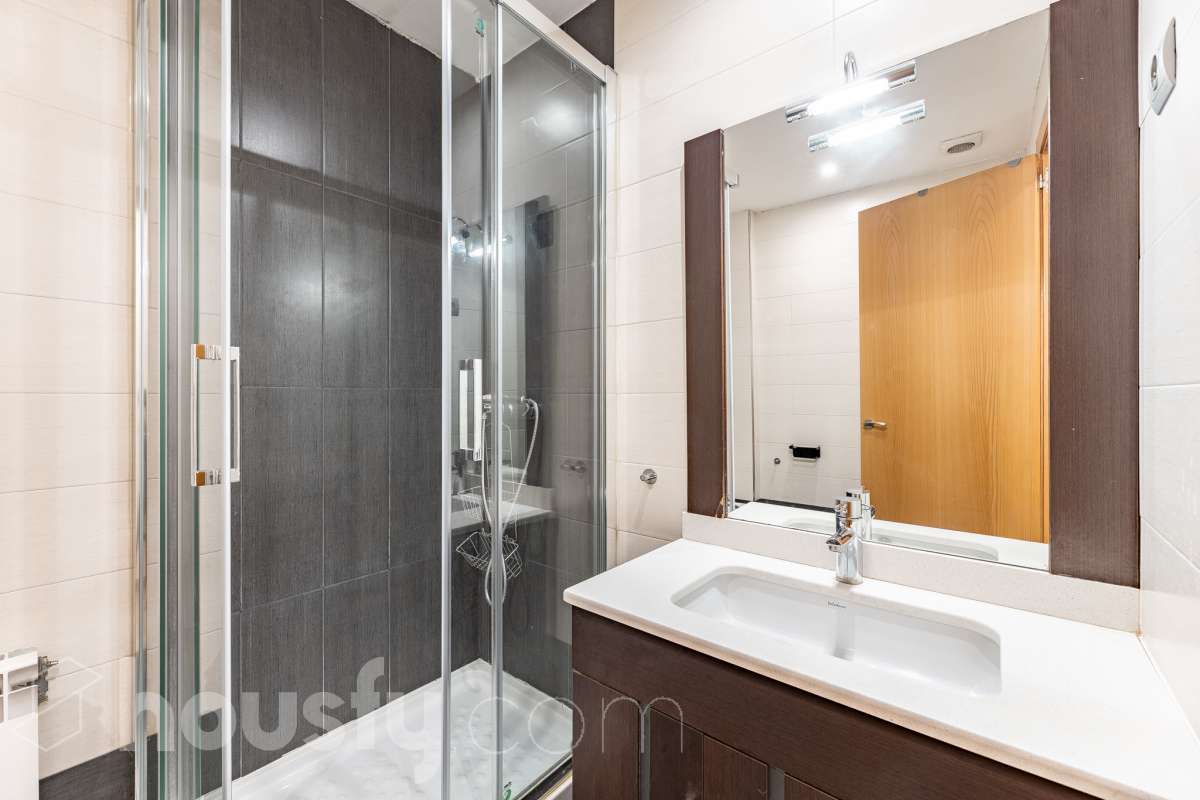 Housfy vende 🏡 amplio piso ubicado en Cerdanyola del Vallès, el cuál consta de 100m2 útiles (verificados con la Dirección General de Catastro). Construido en el año: 2007. Distribución de estancias -Salón-comedor -3 Dormitorios -2 Baños -Cocina equipada Características específicas -Ascensor -Aire acondicionado -Trastero -Amueblado -Calefacción -Electrodomésticos -Balcón -Terraza -Plaza de garaje Zona y entorno Respecto a la ubicación, se sitúa en Cerdanyola del Vallès, municipio de Barcelona. Esta propiedad se encuentra cerca de transporte público, colegios, supermercados y farmacias. Aviso legal El precio de venta no incluye gastos de la compraventa como notaría, registro, impuestos, ni tampoco honorarios agencia. Esta publicación no es vinculante. Consulta siempre la nota simple con Housfy antes de formalizar la compraventa. Sobre nosotros Housfy es la plataforma integral de servicios inmobiliarios. Nuestra combinación de expertos y tecnología pone al alcance de todo el mundo servicios cómodos, claros y seguros. AICAT número: 7922. Nos encargamos de la gestión y asesoramiento de la compra. ¡Olvídate de todo! Hacemos los trámites por ti. Y, si además necesitas financiación, ponemos a tu disposición un bróker hipotecario para ayudarte a conseguir las mejores condiciones para tu perfil económico. ¿Quieres visitarla? Contacta con Housfy y agenda tu visita sin compromiso. Más información en: housfy.com En cumplimiento de la Ley 8/2026 en Cataluña, el certificado de presencia o ausencia de amianto se encuentra en proceso de tramitación.-21
