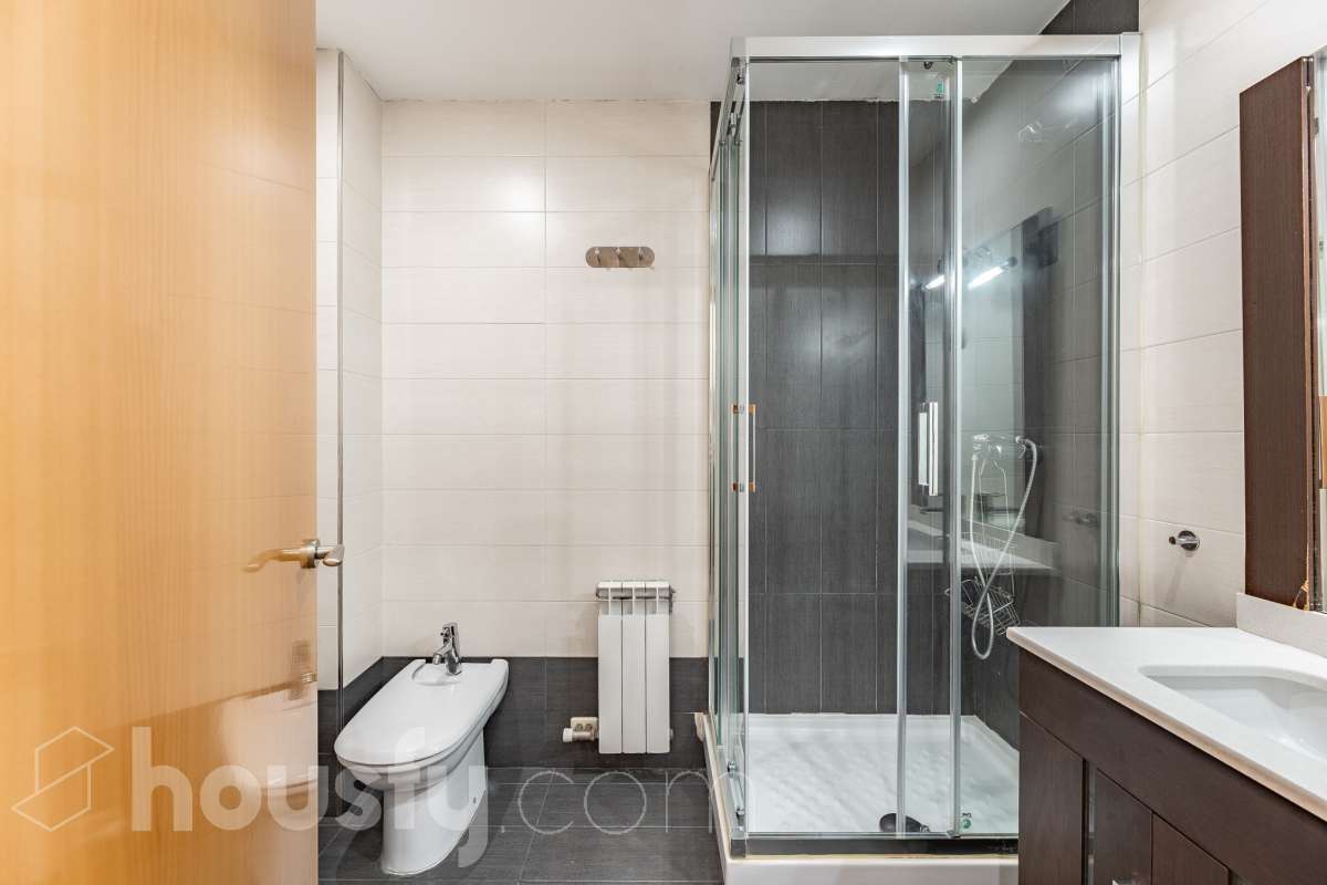 Housfy vende 🏡 amplio piso ubicado en Cerdanyola del Vallès, el cuál consta de 100m2 útiles (verificados con la Dirección General de Catastro). Construido en el año: 2007. Distribución de estancias -Salón-comedor -3 Dormitorios -2 Baños -Cocina equipada Características específicas -Ascensor -Aire acondicionado -Trastero -Amueblado -Calefacción -Electrodomésticos -Balcón -Terraza -Plaza de garaje Zona y entorno Respecto a la ubicación, se sitúa en Cerdanyola del Vallès, municipio de Barcelona. Esta propiedad se encuentra cerca de transporte público, colegios, supermercados y farmacias. Aviso legal El precio de venta no incluye gastos de la compraventa como notaría, registro, impuestos, ni tampoco honorarios agencia. Esta publicación no es vinculante. Consulta siempre la nota simple con Housfy antes de formalizar la compraventa. Sobre nosotros Housfy es la plataforma integral de servicios inmobiliarios. Nuestra combinación de expertos y tecnología pone al alcance de todo el mundo servicios cómodos, claros y seguros. AICAT número: 7922. Nos encargamos de la gestión y asesoramiento de la compra. ¡Olvídate de todo! Hacemos los trámites por ti. Y, si además necesitas financiación, ponemos a tu disposición un bróker hipotecario para ayudarte a conseguir las mejores condiciones para tu perfil económico. ¿Quieres visitarla? Contacta con Housfy y agenda tu visita sin compromiso. Más información en: housfy.com En cumplimiento de la Ley 8/2026 en Cataluña, el certificado de presencia o ausencia de amianto se encuentra en proceso de tramitación.-22