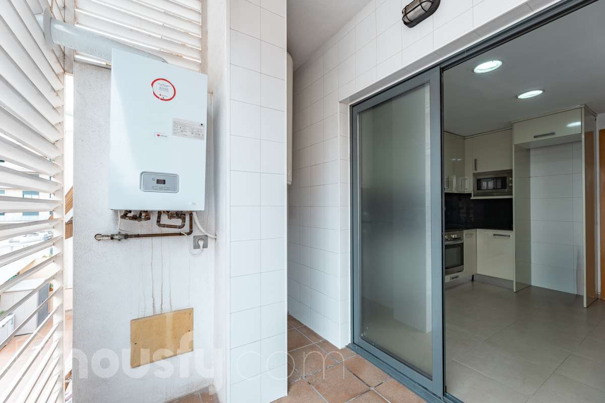 Housfy vende 🏡 amplio piso ubicado en Cerdanyola del Vallès, el cuál consta de 100m2 útiles (verificados con la Dirección General de Catastro). Construido en el año: 2007. Distribución de estancias -Salón-comedor -3 Dormitorios -2 Baños -Cocina equipada Características específicas -Ascensor -Aire acondicionado -Trastero -Amueblado -Calefacción -Electrodomésticos -Balcón -Terraza -Plaza de garaje Zona y entorno Respecto a la ubicación, se sitúa en Cerdanyola del Vallès, municipio de Barcelona. Esta propiedad se encuentra cerca de transporte público, colegios, supermercados y farmacias. Aviso legal El precio de venta no incluye gastos de la compraventa como notaría, registro, impuestos, ni tampoco honorarios agencia. Esta publicación no es vinculante. Consulta siempre la nota simple con Housfy antes de formalizar la compraventa. Sobre nosotros Housfy es la plataforma integral de servicios inmobiliarios. Nuestra combinación de expertos y tecnología pone al alcance de todo el mundo servicios cómodos, claros y seguros. AICAT número: 7922. Nos encargamos de la gestión y asesoramiento de la compra. ¡Olvídate de todo! Hacemos los trámites por ti. Y, si además necesitas financiación, ponemos a tu disposición un bróker hipotecario para ayudarte a conseguir las mejores condiciones para tu perfil económico. ¿Quieres visitarla? Contacta con Housfy y agenda tu visita sin compromiso. Más información en: housfy.com En cumplimiento de la Ley 8/2026 en Cataluña, el certificado de presencia o ausencia de amianto se encuentra en proceso de tramitación.-28