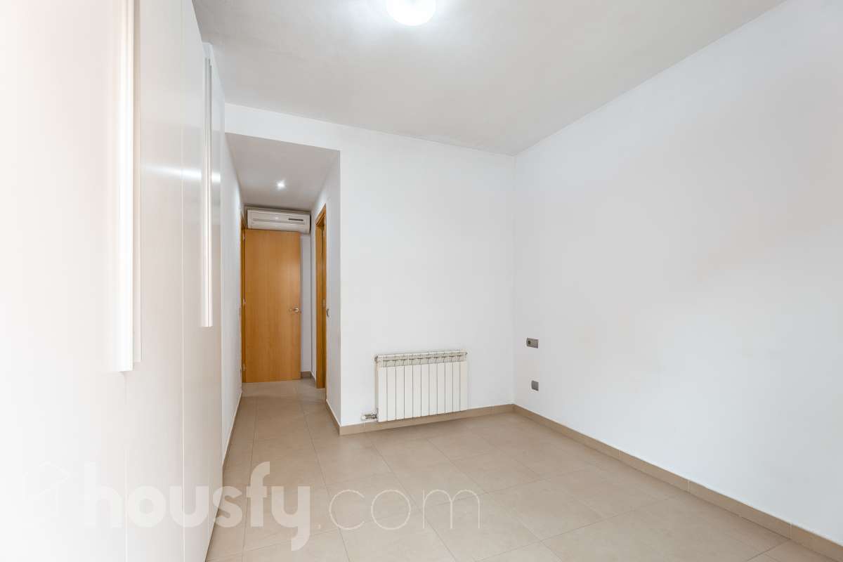 Housfy vende 🏡 amplio piso ubicado en Cerdanyola del Vallès, el cuál consta de 100m2 útiles (verificados con la Dirección General de Catastro). Construido en el año: 2007. Distribución de estancias -Salón-comedor -3 Dormitorios -2 Baños -Cocina equipada Características específicas -Ascensor -Aire acondicionado -Trastero -Amueblado -Calefacción -Electrodomésticos -Balcón -Terraza -Plaza de garaje Zona y entorno Respecto a la ubicación, se sitúa en Cerdanyola del Vallès, municipio de Barcelona. Esta propiedad se encuentra cerca de transporte público, colegios, supermercados y farmacias. Aviso legal El precio de venta no incluye gastos de la compraventa como notaría, registro, impuestos, ni tampoco honorarios agencia. Esta publicación no es vinculante. Consulta siempre la nota simple con Housfy antes de formalizar la compraventa. Sobre nosotros Housfy es la plataforma integral de servicios inmobiliarios. Nuestra combinación de expertos y tecnología pone al alcance de todo el mundo servicios cómodos, claros y seguros. AICAT número: 7922. Nos encargamos de la gestión y asesoramiento de la compra. ¡Olvídate de todo! Hacemos los trámites por ti. Y, si además necesitas financiación, ponemos a tu disposición un bróker hipotecario para ayudarte a conseguir las mejores condiciones para tu perfil económico. ¿Quieres visitarla? Contacta con Housfy y agenda tu visita sin compromiso. Más información en: housfy.com En cumplimiento de la Ley 8/2026 en Cataluña, el certificado de presencia o ausencia de amianto se encuentra en proceso de tramitación.-11