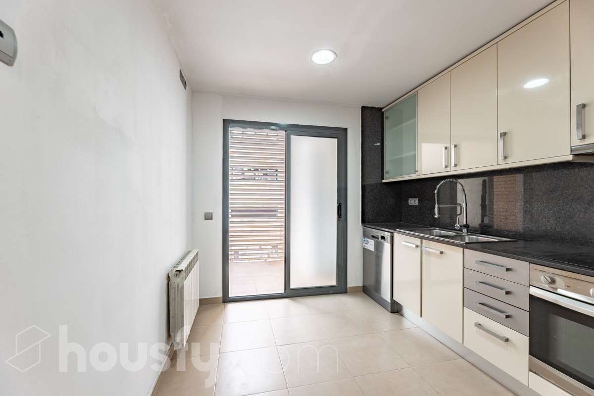 Housfy vende 🏡 amplio piso ubicado en Cerdanyola del Vallès, el cuál consta de 100m2 útiles (verificados con la Dirección General de Catastro). Construido en el año: 2007. Distribución de estancias -Salón-comedor -3 Dormitorios -2 Baños -Cocina equipada Características específicas -Ascensor -Aire acondicionado -Trastero -Amueblado -Calefacción -Electrodomésticos -Balcón -Terraza -Plaza de garaje Zona y entorno Respecto a la ubicación, se sitúa en Cerdanyola del Vallès, municipio de Barcelona. Esta propiedad se encuentra cerca de transporte público, colegios, supermercados y farmacias. Aviso legal El precio de venta no incluye gastos de la compraventa como notaría, registro, impuestos, ni tampoco honorarios agencia. Esta publicación no es vinculante. Consulta siempre la nota simple con Housfy antes de formalizar la compraventa. Sobre nosotros Housfy es la plataforma integral de servicios inmobiliarios. Nuestra combinación de expertos y tecnología pone al alcance de todo el mundo servicios cómodos, claros y seguros. AICAT número: 7922. Nos encargamos de la gestión y asesoramiento de la compra. ¡Olvídate de todo! Hacemos los trámites por ti. Y, si además necesitas financiación, ponemos a tu disposición un bróker hipotecario para ayudarte a conseguir las mejores condiciones para tu perfil económico. ¿Quieres visitarla? Contacta con Housfy y agenda tu visita sin compromiso. Más información en: housfy.com En cumplimiento de la Ley 8/2026 en Cataluña, el certificado de presencia o ausencia de amianto se encuentra en proceso de tramitación.-14