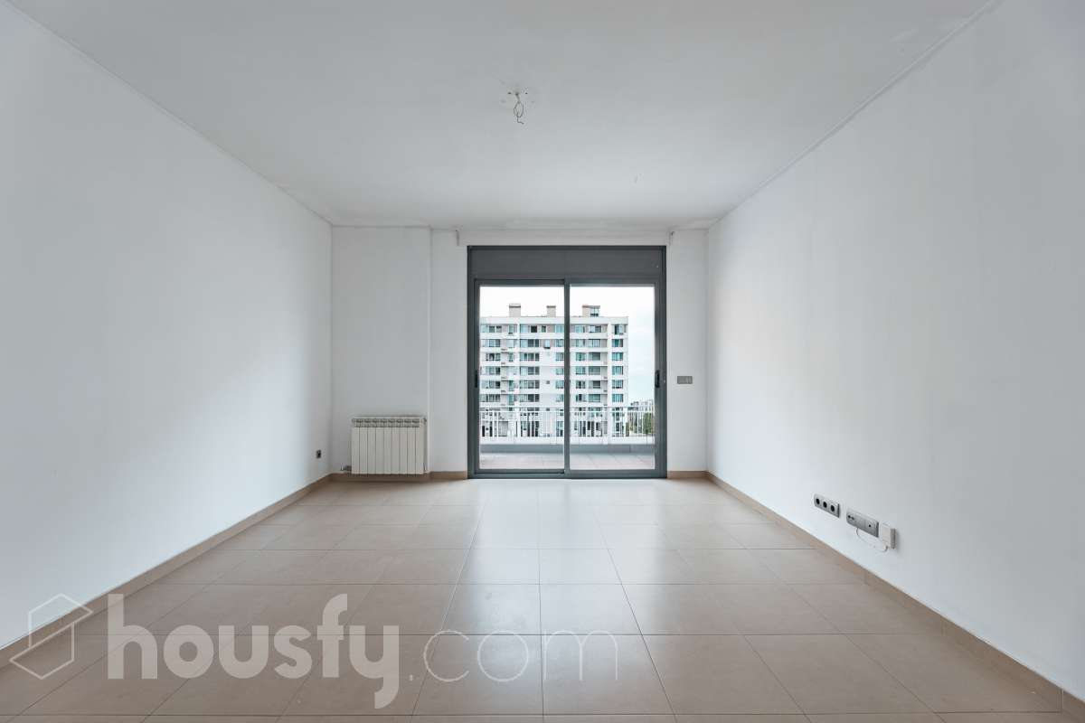 Housfy vende 🏡 amplio piso ubicado en Cerdanyola del Vallès, el cuál consta de 100m2 útiles (verificados con la Dirección General de Catastro). Construido en el año: 2007. Distribución de estancias -Salón-comedor -3 Dormitorios -2 Baños -Cocina equipada Características específicas -Ascensor -Aire acondicionado -Trastero -Amueblado -Calefacción -Electrodomésticos -Balcón -Terraza -Plaza de garaje Zona y entorno Respecto a la ubicación, se sitúa en Cerdanyola del Vallès, municipio de Barcelona. Esta propiedad se encuentra cerca de transporte público, colegios, supermercados y farmacias. Aviso legal El precio de venta no incluye gastos de la compraventa como notaría, registro, impuestos, ni tampoco honorarios agencia. Esta publicación no es vinculante. Consulta siempre la nota simple con Housfy antes de formalizar la compraventa. Sobre nosotros Housfy es la plataforma integral de servicios inmobiliarios. Nuestra combinación de expertos y tecnología pone al alcance de todo el mundo servicios cómodos, claros y seguros. AICAT número: 7922. Nos encargamos de la gestión y asesoramiento de la compra. ¡Olvídate de todo! Hacemos los trámites por ti. Y, si además necesitas financiación, ponemos a tu disposición un bróker hipotecario para ayudarte a conseguir las mejores condiciones para tu perfil económico. ¿Quieres visitarla? Contacta con Housfy y agenda tu visita sin compromiso. Más información en: housfy.com En cumplimiento de la Ley 8/2026 en Cataluña, el certificado de presencia o ausencia de amianto se encuentra en proceso de tramitación.-2