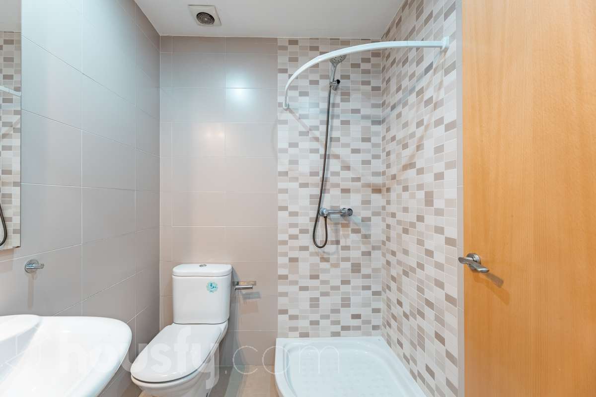 Housfy vende 🏡 amplio piso ubicado en Cerdanyola del Vallès, el cuál consta de 100m2 útiles (verificados con la Dirección General de Catastro). Construido en el año: 2007. Distribución de estancias -Salón-comedor -3 Dormitorios -2 Baños -Cocina equipada Características específicas -Ascensor -Aire acondicionado -Trastero -Amueblado -Calefacción -Electrodomésticos -Balcón -Terraza -Plaza de garaje Zona y entorno Respecto a la ubicación, se sitúa en Cerdanyola del Vallès, municipio de Barcelona. Esta propiedad se encuentra cerca de transporte público, colegios, supermercados y farmacias. Aviso legal El precio de venta no incluye gastos de la compraventa como notaría, registro, impuestos, ni tampoco honorarios agencia. Esta publicación no es vinculante. Consulta siempre la nota simple con Housfy antes de formalizar la compraventa. Sobre nosotros Housfy es la plataforma integral de servicios inmobiliarios. Nuestra combinación de expertos y tecnología pone al alcance de todo el mundo servicios cómodos, claros y seguros. AICAT número: 7922. Nos encargamos de la gestión y asesoramiento de la compra. ¡Olvídate de todo! Hacemos los trámites por ti. Y, si además necesitas financiación, ponemos a tu disposición un bróker hipotecario para ayudarte a conseguir las mejores condiciones para tu perfil económico. ¿Quieres visitarla? Contacta con Housfy y agenda tu visita sin compromiso. Más información en: housfy.com En cumplimiento de la Ley 8/2026 en Cataluña, el certificado de presencia o ausencia de amianto se encuentra en proceso de tramitación.-19