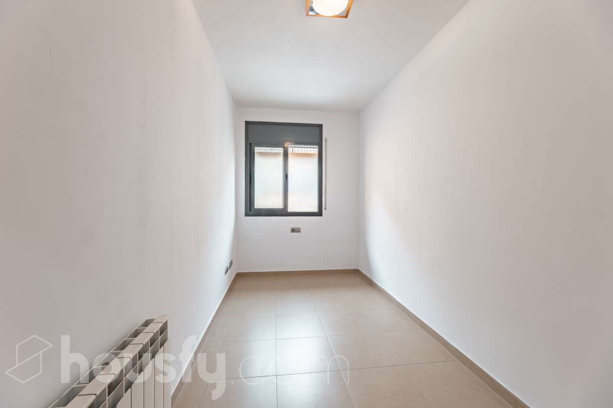 Housfy vende 🏡 amplio piso ubicado en Cerdanyola del Vallès, el cuál consta de 100m2 útiles (verificados con la Dirección General de Catastro). Construido en el año: 2007. Distribución de estancias -Salón-comedor -3 Dormitorios -2 Baños -Cocina equipada Características específicas -Ascensor -Aire acondicionado -Trastero -Amueblado -Calefacción -Electrodomésticos -Balcón -Terraza -Plaza de garaje Zona y entorno Respecto a la ubicación, se sitúa en Cerdanyola del Vallès, municipio de Barcelona. Esta propiedad se encuentra cerca de transporte público, colegios, supermercados y farmacias. Aviso legal El precio de venta no incluye gastos de la compraventa como notaría, registro, impuestos, ni tampoco honorarios agencia. Esta publicación no es vinculante. Consulta siempre la nota simple con Housfy antes de formalizar la compraventa. Sobre nosotros Housfy es la plataforma integral de servicios inmobiliarios. Nuestra combinación de expertos y tecnología pone al alcance de todo el mundo servicios cómodos, claros y seguros. AICAT número: 7922. Nos encargamos de la gestión y asesoramiento de la compra. ¡Olvídate de todo! Hacemos los trámites por ti. Y, si además necesitas financiación, ponemos a tu disposición un bróker hipotecario para ayudarte a conseguir las mejores condiciones para tu perfil económico. ¿Quieres visitarla? Contacta con Housfy y agenda tu visita sin compromiso. Más información en: housfy.com En cumplimiento de la Ley 8/2026 en Cataluña, el certificado de presencia o ausencia de amianto se encuentra en proceso de tramitación.-5