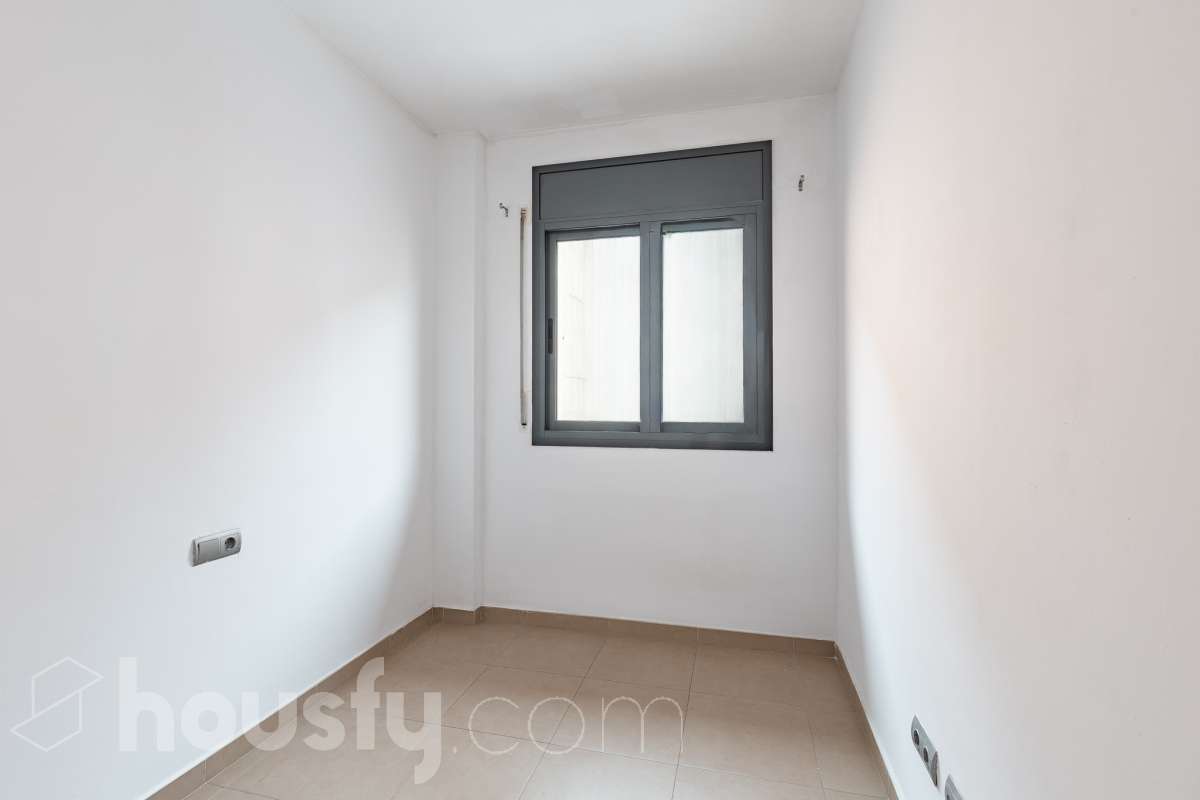 Housfy vende 🏡 amplio piso ubicado en Cerdanyola del Vallès, el cuál consta de 100m2 útiles (verificados con la Dirección General de Catastro). Construido en el año: 2007. Distribución de estancias -Salón-comedor -3 Dormitorios -2 Baños -Cocina equipada Características específicas -Ascensor -Aire acondicionado -Trastero -Amueblado -Calefacción -Electrodomésticos -Balcón -Terraza -Plaza de garaje Zona y entorno Respecto a la ubicación, se sitúa en Cerdanyola del Vallès, municipio de Barcelona. Esta propiedad se encuentra cerca de transporte público, colegios, supermercados y farmacias. Aviso legal El precio de venta no incluye gastos de la compraventa como notaría, registro, impuestos, ni tampoco honorarios agencia. Esta publicación no es vinculante. Consulta siempre la nota simple con Housfy antes de formalizar la compraventa. Sobre nosotros Housfy es la plataforma integral de servicios inmobiliarios. Nuestra combinación de expertos y tecnología pone al alcance de todo el mundo servicios cómodos, claros y seguros. AICAT número: 7922. Nos encargamos de la gestión y asesoramiento de la compra. ¡Olvídate de todo! Hacemos los trámites por ti. Y, si además necesitas financiación, ponemos a tu disposición un bróker hipotecario para ayudarte a conseguir las mejores condiciones para tu perfil económico. ¿Quieres visitarla? Contacta con Housfy y agenda tu visita sin compromiso. Más información en: housfy.com En cumplimiento de la Ley 8/2026 en Cataluña, el certificado de presencia o ausencia de amianto se encuentra en proceso de tramitación.-7