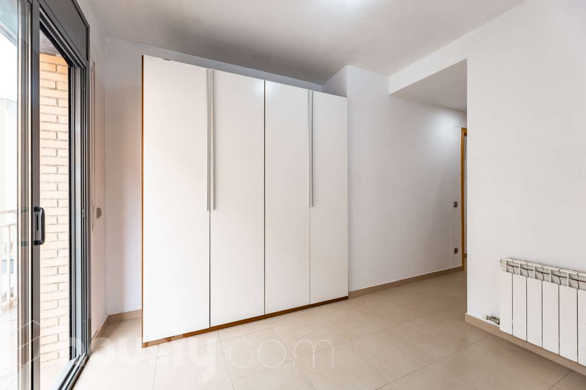 Housfy vende 🏡 amplio piso ubicado en Cerdanyola del Vallès, el cuál consta de 100m2 útiles (verificados con la Dirección General de Catastro). Construido en el año: 2007. Distribución de estancias -Salón-comedor -3 Dormitorios -2 Baños -Cocina equipada Características específicas -Ascensor -Aire acondicionado -Trastero -Amueblado -Calefacción -Electrodomésticos -Balcón -Terraza -Plaza de garaje Zona y entorno Respecto a la ubicación, se sitúa en Cerdanyola del Vallès, municipio de Barcelona. Esta propiedad se encuentra cerca de transporte público, colegios, supermercados y farmacias. Aviso legal El precio de venta no incluye gastos de la compraventa como notaría, registro, impuestos, ni tampoco honorarios agencia. Esta publicación no es vinculante. Consulta siempre la nota simple con Housfy antes de formalizar la compraventa. Sobre nosotros Housfy es la plataforma integral de servicios inmobiliarios. Nuestra combinación de expertos y tecnología pone al alcance de todo el mundo servicios cómodos, claros y seguros. AICAT número: 7922. Nos encargamos de la gestión y asesoramiento de la compra. ¡Olvídate de todo! Hacemos los trámites por ti. Y, si además necesitas financiación, ponemos a tu disposición un bróker hipotecario para ayudarte a conseguir las mejores condiciones para tu perfil económico. ¿Quieres visitarla? Contacta con Housfy y agenda tu visita sin compromiso. Más información en: housfy.com En cumplimiento de la Ley 8/2026 en Cataluña, el certificado de presencia o ausencia de amianto se encuentra en proceso de tramitación.-12