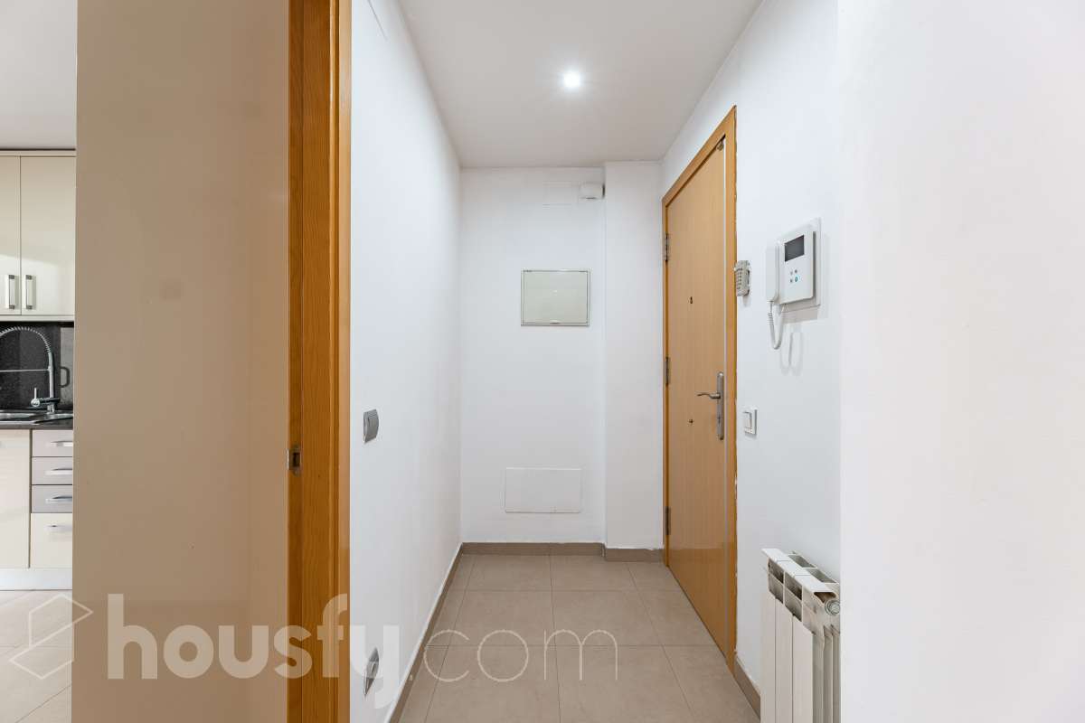 Housfy vende 🏡 amplio piso ubicado en Cerdanyola del Vallès, el cuál consta de 100m2 útiles (verificados con la Dirección General de Catastro). Construido en el año: 2007. Distribución de estancias -Salón-comedor -3 Dormitorios -2 Baños -Cocina equipada Características específicas -Ascensor -Aire acondicionado -Trastero -Amueblado -Calefacción -Electrodomésticos -Balcón -Terraza -Plaza de garaje Zona y entorno Respecto a la ubicación, se sitúa en Cerdanyola del Vallès, municipio de Barcelona. Esta propiedad se encuentra cerca de transporte público, colegios, supermercados y farmacias. Aviso legal El precio de venta no incluye gastos de la compraventa como notaría, registro, impuestos, ni tampoco honorarios agencia. Esta publicación no es vinculante. Consulta siempre la nota simple con Housfy antes de formalizar la compraventa. Sobre nosotros Housfy es la plataforma integral de servicios inmobiliarios. Nuestra combinación de expertos y tecnología pone al alcance de todo el mundo servicios cómodos, claros y seguros. AICAT número: 7922. Nos encargamos de la gestión y asesoramiento de la compra. ¡Olvídate de todo! Hacemos los trámites por ti. Y, si además necesitas financiación, ponemos a tu disposición un bróker hipotecario para ayudarte a conseguir las mejores condiciones para tu perfil económico. ¿Quieres visitarla? Contacta con Housfy y agenda tu visita sin compromiso. Más información en: housfy.com En cumplimiento de la Ley 8/2026 en Cataluña, el certificado de presencia o ausencia de amianto se encuentra en proceso de tramitación.-29