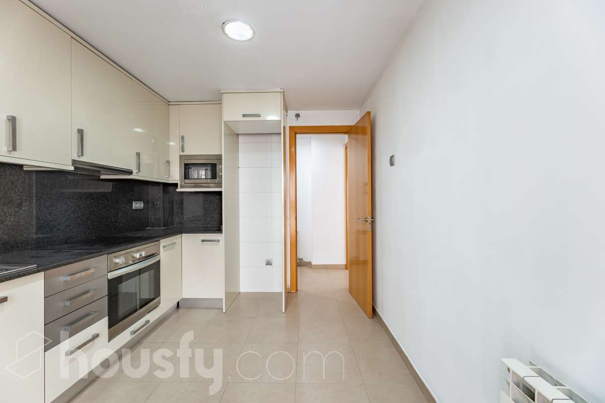 Housfy vende 🏡 amplio piso ubicado en Cerdanyola del Vallès, el cuál consta de 100m2 útiles (verificados con la Dirección General de Catastro). Construido en el año: 2007. Distribución de estancias -Salón-comedor -3 Dormitorios -2 Baños -Cocina equipada Características específicas -Ascensor -Aire acondicionado -Trastero -Amueblado -Calefacción -Electrodomésticos -Balcón -Terraza -Plaza de garaje Zona y entorno Respecto a la ubicación, se sitúa en Cerdanyola del Vallès, municipio de Barcelona. Esta propiedad se encuentra cerca de transporte público, colegios, supermercados y farmacias. Aviso legal El precio de venta no incluye gastos de la compraventa como notaría, registro, impuestos, ni tampoco honorarios agencia. Esta publicación no es vinculante. Consulta siempre la nota simple con Housfy antes de formalizar la compraventa. Sobre nosotros Housfy es la plataforma integral de servicios inmobiliarios. Nuestra combinación de expertos y tecnología pone al alcance de todo el mundo servicios cómodos, claros y seguros. AICAT número: 7922. Nos encargamos de la gestión y asesoramiento de la compra. ¡Olvídate de todo! Hacemos los trámites por ti. Y, si además necesitas financiación, ponemos a tu disposición un bróker hipotecario para ayudarte a conseguir las mejores condiciones para tu perfil económico. ¿Quieres visitarla? Contacta con Housfy y agenda tu visita sin compromiso. Más información en: housfy.com En cumplimiento de la Ley 8/2026 en Cataluña, el certificado de presencia o ausencia de amianto se encuentra en proceso de tramitación.-16