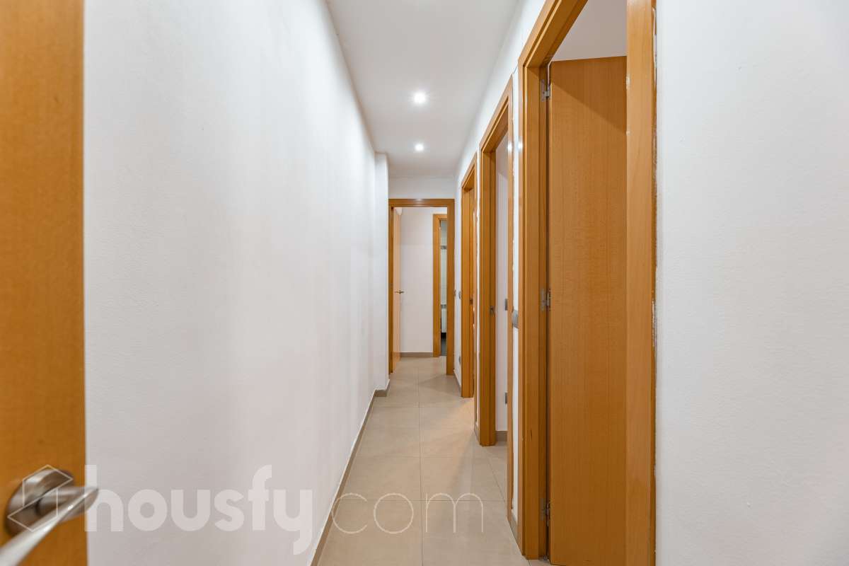 Housfy vende 🏡 amplio piso ubicado en Cerdanyola del Vallès, el cuál consta de 100m2 útiles (verificados con la Dirección General de Catastro). Construido en el año: 2007. Distribución de estancias -Salón-comedor -3 Dormitorios -2 Baños -Cocina equipada Características específicas -Ascensor -Aire acondicionado -Trastero -Amueblado -Calefacción -Electrodomésticos -Balcón -Terraza -Plaza de garaje Zona y entorno Respecto a la ubicación, se sitúa en Cerdanyola del Vallès, municipio de Barcelona. Esta propiedad se encuentra cerca de transporte público, colegios, supermercados y farmacias. Aviso legal El precio de venta no incluye gastos de la compraventa como notaría, registro, impuestos, ni tampoco honorarios agencia. Esta publicación no es vinculante. Consulta siempre la nota simple con Housfy antes de formalizar la compraventa. Sobre nosotros Housfy es la plataforma integral de servicios inmobiliarios. Nuestra combinación de expertos y tecnología pone al alcance de todo el mundo servicios cómodos, claros y seguros. AICAT número: 7922. Nos encargamos de la gestión y asesoramiento de la compra. ¡Olvídate de todo! Hacemos los trámites por ti. Y, si además necesitas financiación, ponemos a tu disposición un bróker hipotecario para ayudarte a conseguir las mejores condiciones para tu perfil económico. ¿Quieres visitarla? Contacta con Housfy y agenda tu visita sin compromiso. Más información en: housfy.com En cumplimiento de la Ley 8/2026 en Cataluña, el certificado de presencia o ausencia de amianto se encuentra en proceso de tramitación.-26