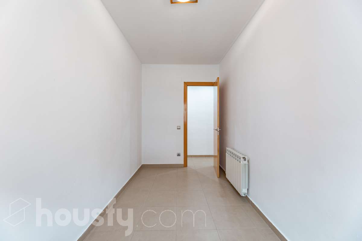 Housfy vende 🏡 amplio piso ubicado en Cerdanyola del Vallès, el cuál consta de 100m2 útiles (verificados con la Dirección General de Catastro). Construido en el año: 2007. Distribución de estancias -Salón-comedor -3 Dormitorios -2 Baños -Cocina equipada Características específicas -Ascensor -Aire acondicionado -Trastero -Amueblado -Calefacción -Electrodomésticos -Balcón -Terraza -Plaza de garaje Zona y entorno Respecto a la ubicación, se sitúa en Cerdanyola del Vallès, municipio de Barcelona. Esta propiedad se encuentra cerca de transporte público, colegios, supermercados y farmacias. Aviso legal El precio de venta no incluye gastos de la compraventa como notaría, registro, impuestos, ni tampoco honorarios agencia. Esta publicación no es vinculante. Consulta siempre la nota simple con Housfy antes de formalizar la compraventa. Sobre nosotros Housfy es la plataforma integral de servicios inmobiliarios. Nuestra combinación de expertos y tecnología pone al alcance de todo el mundo servicios cómodos, claros y seguros. AICAT número: 7922. Nos encargamos de la gestión y asesoramiento de la compra. ¡Olvídate de todo! Hacemos los trámites por ti. Y, si además necesitas financiación, ponemos a tu disposición un bróker hipotecario para ayudarte a conseguir las mejores condiciones para tu perfil económico. ¿Quieres visitarla? Contacta con Housfy y agenda tu visita sin compromiso. Más información en: housfy.com En cumplimiento de la Ley 8/2026 en Cataluña, el certificado de presencia o ausencia de amianto se encuentra en proceso de tramitación.-6