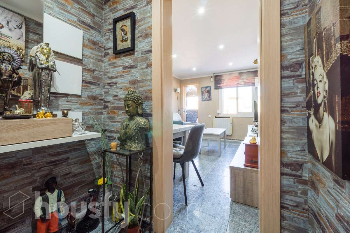 Housfy vende 🏡 luminoso piso ubicado en L'Hospitalet de Llobregat, el cuál consta de 65 metros útiles (verificados con la Dirección General de Catastro). Construido en el año: 1952. Distribución de estancias -Salón-comedor -3 Dormitorios (antes 2) -1 Baño -Cocina equipada Características específicas -Aire acondicionado -Calefacción -Terraza (ahora dormitorio) -Cédula de habitabilidad Zona y entorno Respecto a la ubicación, se sitúa en L'Hospitalet de Llobregat, municipio de Barcelona. Esta propiedad se encuentra cerca de transporte público, colegios, supermercados y farmacias. Aviso legal El precio de venta no incluye gastos de la compraventa como notaría, registro, impuestos, ni tampoco honorarios agencia. Esta publicación no es vinculante. Consulta siempre la nota simple con Housfy antes de formalizar la compraventa. Sobre nosotros Housfy es la plataforma integral de servicios inmobiliarios. Nuestra combinación de expertos y tecnología pone al alcance de todo el mundo servicios cómodos, claros y seguros. AICAT número: 7922. Nos encargamos de la gestión y asesoramiento de la compra. ¡Olvídate de todo! Hacemos los trámites por ti. Y, si además necesitas financiación, ponemos a tu disposición un bróker hipotecario para ayudarte a conseguir las mejores condiciones para tu perfil económico. ¿Quieres visitarla? Contacta con Housfy y agenda tu visita sin compromiso. Más información en: housfy.com-20