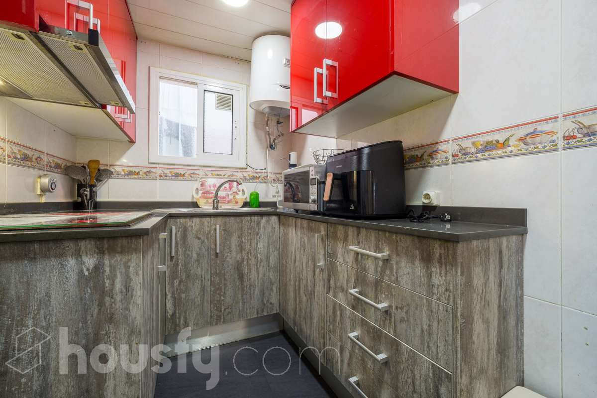 Housfy vende 🏡 luminoso piso ubicado en L'Hospitalet de Llobregat, el cuál consta de 65 metros útiles (verificados con la Dirección General de Catastro). Construido en el año: 1952. Distribución de estancias -Salón-comedor -3 Dormitorios (antes 2) -1 Baño -Cocina equipada Características específicas -Aire acondicionado -Calefacción -Terraza (ahora dormitorio) -Cédula de habitabilidad Zona y entorno Respecto a la ubicación, se sitúa en L'Hospitalet de Llobregat, municipio de Barcelona. Esta propiedad se encuentra cerca de transporte público, colegios, supermercados y farmacias. Aviso legal El precio de venta no incluye gastos de la compraventa como notaría, registro, impuestos, ni tampoco honorarios agencia. Esta publicación no es vinculante. Consulta siempre la nota simple con Housfy antes de formalizar la compraventa. Sobre nosotros Housfy es la plataforma integral de servicios inmobiliarios. Nuestra combinación de expertos y tecnología pone al alcance de todo el mundo servicios cómodos, claros y seguros. AICAT número: 7922. Nos encargamos de la gestión y asesoramiento de la compra. ¡Olvídate de todo! Hacemos los trámites por ti. Y, si además necesitas financiación, ponemos a tu disposición un bróker hipotecario para ayudarte a conseguir las mejores condiciones para tu perfil económico. ¿Quieres visitarla? Contacta con Housfy y agenda tu visita sin compromiso. Más información en: housfy.com-13