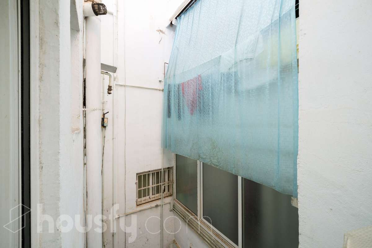 Housfy vende 🏡 luminoso piso ubicado en L'Hospitalet de Llobregat, el cuál consta de 65 metros útiles (verificados con la Dirección General de Catastro). Construido en el año: 1952. Distribución de estancias -Salón-comedor -3 Dormitorios (antes 2) -1 Baño -Cocina equipada Características específicas -Aire acondicionado -Calefacción -Terraza (ahora dormitorio) -Cédula de habitabilidad Zona y entorno Respecto a la ubicación, se sitúa en L'Hospitalet de Llobregat, municipio de Barcelona. Esta propiedad se encuentra cerca de transporte público, colegios, supermercados y farmacias. Aviso legal El precio de venta no incluye gastos de la compraventa como notaría, registro, impuestos, ni tampoco honorarios agencia. Esta publicación no es vinculante. Consulta siempre la nota simple con Housfy antes de formalizar la compraventa. Sobre nosotros Housfy es la plataforma integral de servicios inmobiliarios. Nuestra combinación de expertos y tecnología pone al alcance de todo el mundo servicios cómodos, claros y seguros. AICAT número: 7922. Nos encargamos de la gestión y asesoramiento de la compra. ¡Olvídate de todo! Hacemos los trámites por ti. Y, si además necesitas financiación, ponemos a tu disposición un bróker hipotecario para ayudarte a conseguir las mejores condiciones para tu perfil económico. ¿Quieres visitarla? Contacta con Housfy y agenda tu visita sin compromiso. Más información en: housfy.com-24