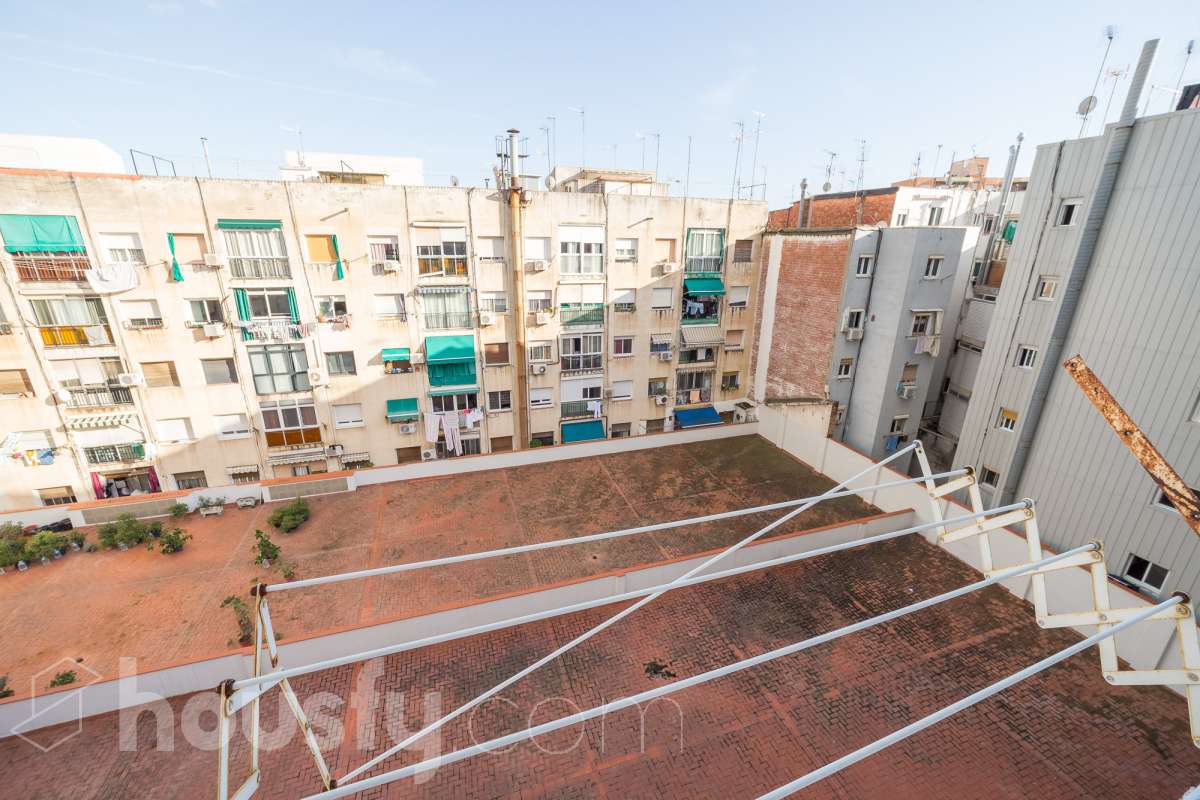 Housfy vende 🏡 luminoso piso ubicado en L'Hospitalet de Llobregat, el cuál consta de 65 metros útiles (verificados con la Dirección General de Catastro). Construido en el año: 1952. Distribución de estancias -Salón-comedor -3 Dormitorios (antes 2) -1 Baño -Cocina equipada Características específicas -Aire acondicionado -Calefacción -Terraza (ahora dormitorio) -Cédula de habitabilidad Zona y entorno Respecto a la ubicación, se sitúa en L'Hospitalet de Llobregat, municipio de Barcelona. Esta propiedad se encuentra cerca de transporte público, colegios, supermercados y farmacias. Aviso legal El precio de venta no incluye gastos de la compraventa como notaría, registro, impuestos, ni tampoco honorarios agencia. Esta publicación no es vinculante. Consulta siempre la nota simple con Housfy antes de formalizar la compraventa. Sobre nosotros Housfy es la plataforma integral de servicios inmobiliarios. Nuestra combinación de expertos y tecnología pone al alcance de todo el mundo servicios cómodos, claros y seguros. AICAT número: 7922. Nos encargamos de la gestión y asesoramiento de la compra. ¡Olvídate de todo! Hacemos los trámites por ti. Y, si además necesitas financiación, ponemos a tu disposición un bróker hipotecario para ayudarte a conseguir las mejores condiciones para tu perfil económico. ¿Quieres visitarla? Contacta con Housfy y agenda tu visita sin compromiso. Más información en: housfy.com-23