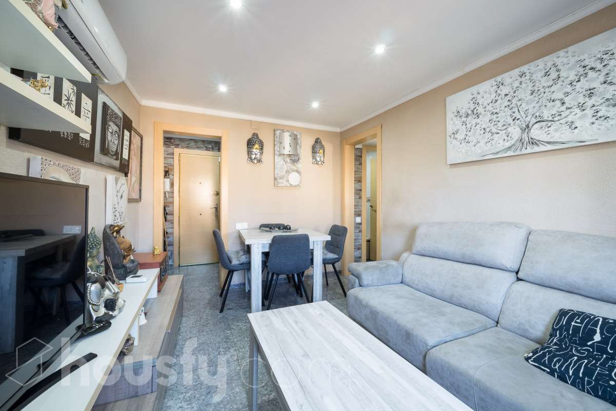 Housfy vende 🏡 luminoso piso ubicado en L'Hospitalet de Llobregat, el cuál consta de 65 metros útiles (verificados con la Dirección General de Catastro). Construido en el año: 1952. Distribución de estancias -Salón-comedor -3 Dormitorios (antes 2) -1 Baño -Cocina equipada Características específicas -Aire acondicionado -Calefacción -Terraza (ahora dormitorio) -Cédula de habitabilidad Zona y entorno Respecto a la ubicación, se sitúa en L'Hospitalet de Llobregat, municipio de Barcelona. Esta propiedad se encuentra cerca de transporte público, colegios, supermercados y farmacias. Aviso legal El precio de venta no incluye gastos de la compraventa como notaría, registro, impuestos, ni tampoco honorarios agencia. Esta publicación no es vinculante. Consulta siempre la nota simple con Housfy antes de formalizar la compraventa. Sobre nosotros Housfy es la plataforma integral de servicios inmobiliarios. Nuestra combinación de expertos y tecnología pone al alcance de todo el mundo servicios cómodos, claros y seguros. AICAT número: 7922. Nos encargamos de la gestión y asesoramiento de la compra. ¡Olvídate de todo! Hacemos los trámites por ti. Y, si además necesitas financiación, ponemos a tu disposición un bróker hipotecario para ayudarte a conseguir las mejores condiciones para tu perfil económico. ¿Quieres visitarla? Contacta con Housfy y agenda tu visita sin compromiso. Más información en: housfy.com-4