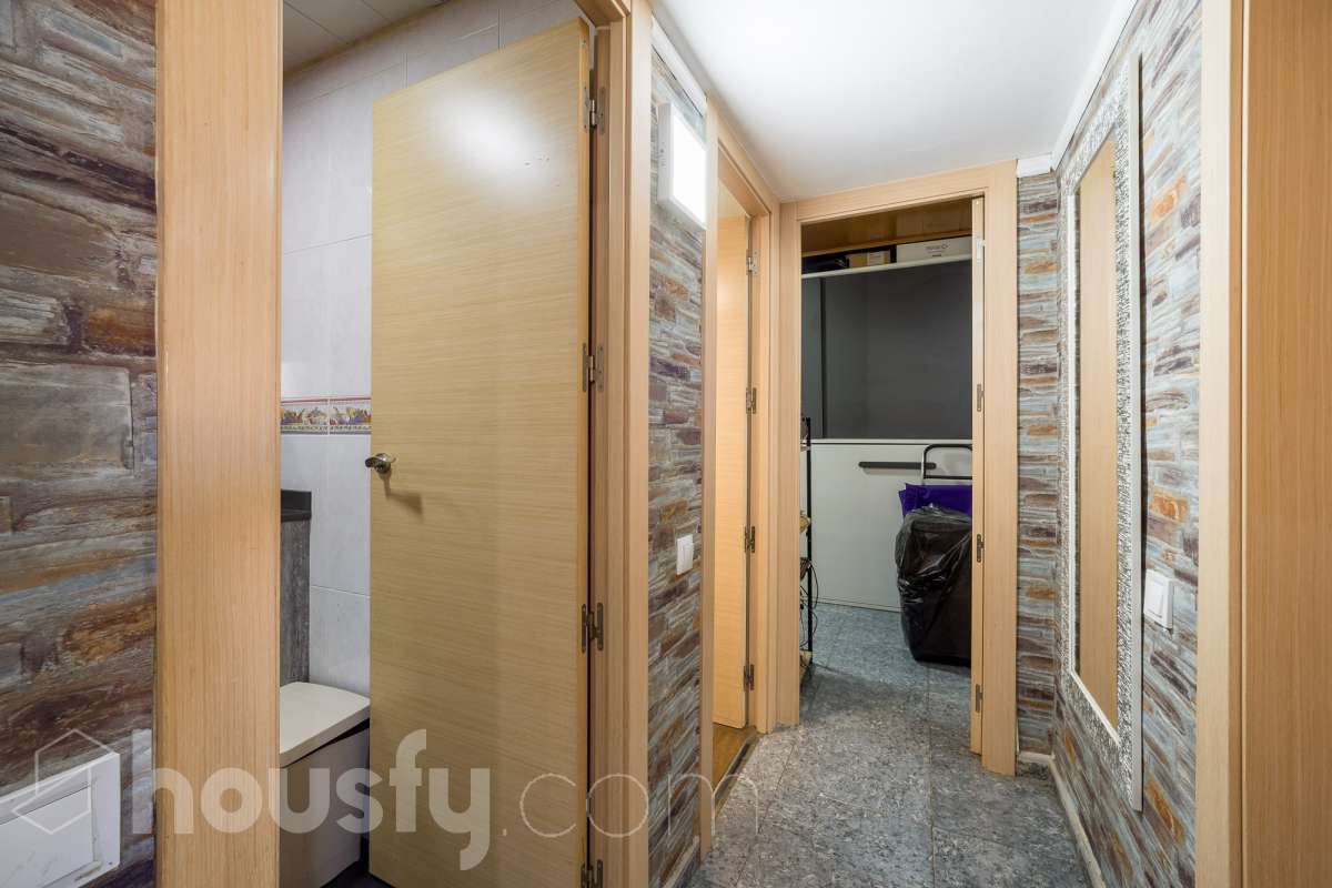 Housfy vende 🏡 luminoso piso ubicado en L'Hospitalet de Llobregat, el cuál consta de 65 metros útiles (verificados con la Dirección General de Catastro). Construido en el año: 1952. Distribución de estancias -Salón-comedor -3 Dormitorios (antes 2) -1 Baño -Cocina equipada Características específicas -Aire acondicionado -Calefacción -Terraza (ahora dormitorio) -Cédula de habitabilidad Zona y entorno Respecto a la ubicación, se sitúa en L'Hospitalet de Llobregat, municipio de Barcelona. Esta propiedad se encuentra cerca de transporte público, colegios, supermercados y farmacias. Aviso legal El precio de venta no incluye gastos de la compraventa como notaría, registro, impuestos, ni tampoco honorarios agencia. Esta publicación no es vinculante. Consulta siempre la nota simple con Housfy antes de formalizar la compraventa. Sobre nosotros Housfy es la plataforma integral de servicios inmobiliarios. Nuestra combinación de expertos y tecnología pone al alcance de todo el mundo servicios cómodos, claros y seguros. AICAT número: 7922. Nos encargamos de la gestión y asesoramiento de la compra. ¡Olvídate de todo! Hacemos los trámites por ti. Y, si además necesitas financiación, ponemos a tu disposición un bróker hipotecario para ayudarte a conseguir las mejores condiciones para tu perfil económico. ¿Quieres visitarla? Contacta con Housfy y agenda tu visita sin compromiso. Más información en: housfy.com-19