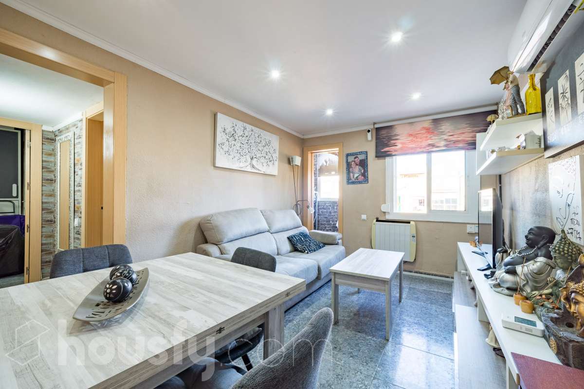 Housfy vende 🏡 luminoso piso ubicado en L'Hospitalet de Llobregat, el cuál consta de 65 metros útiles (verificados con la Dirección General de Catastro). Construido en el año: 1952. Distribución de estancias -Salón-comedor -3 Dormitorios (antes 2) -1 Baño -Cocina equipada Características específicas -Aire acondicionado -Calefacción -Terraza (ahora dormitorio) -Cédula de habitabilidad Zona y entorno Respecto a la ubicación, se sitúa en L'Hospitalet de Llobregat, municipio de Barcelona. Esta propiedad se encuentra cerca de transporte público, colegios, supermercados y farmacias. Aviso legal El precio de venta no incluye gastos de la compraventa como notaría, registro, impuestos, ni tampoco honorarios agencia. Esta publicación no es vinculante. Consulta siempre la nota simple con Housfy antes de formalizar la compraventa. Sobre nosotros Housfy es la plataforma integral de servicios inmobiliarios. Nuestra combinación de expertos y tecnología pone al alcance de todo el mundo servicios cómodos, claros y seguros. AICAT número: 7922. Nos encargamos de la gestión y asesoramiento de la compra. ¡Olvídate de todo! Hacemos los trámites por ti. Y, si además necesitas financiación, ponemos a tu disposición un bróker hipotecario para ayudarte a conseguir las mejores condiciones para tu perfil económico. ¿Quieres visitarla? Contacta con Housfy y agenda tu visita sin compromiso. Más información en: housfy.com-3