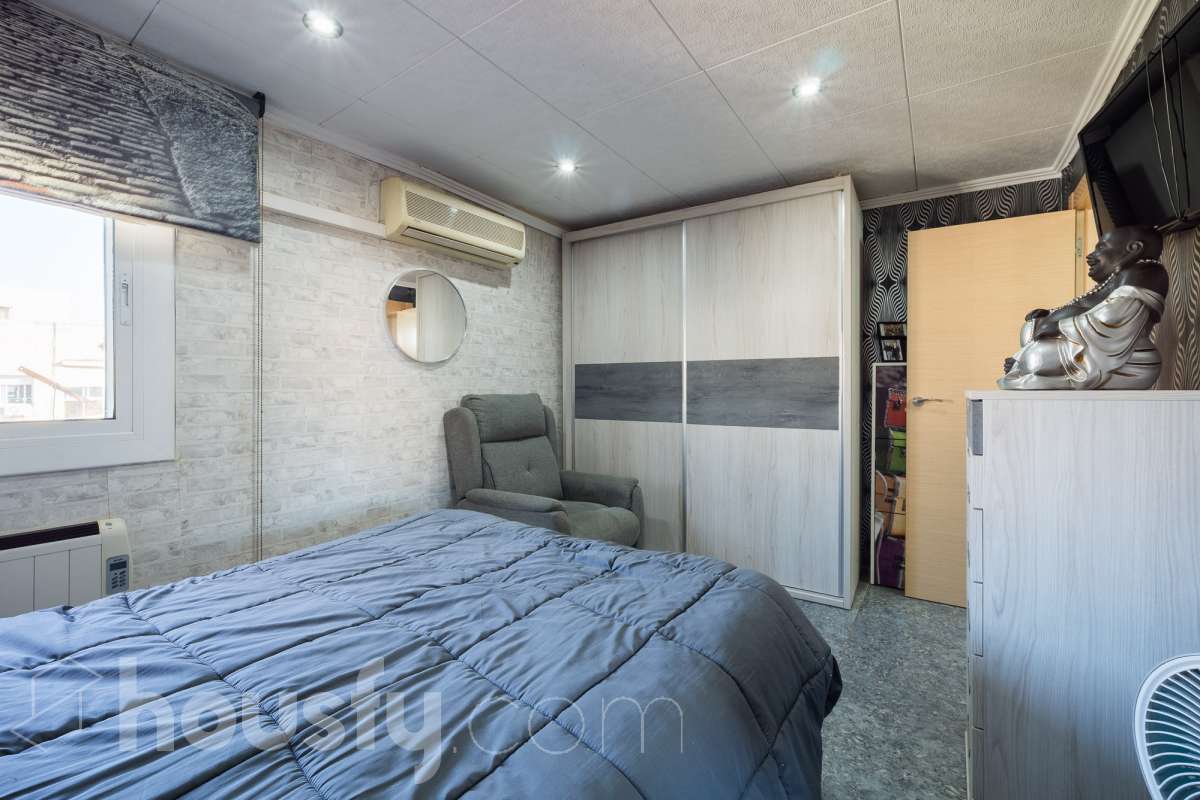 Housfy vende 🏡 luminoso piso ubicado en L'Hospitalet de Llobregat, el cuál consta de 65 metros útiles (verificados con la Dirección General de Catastro). Construido en el año: 1952. Distribución de estancias -Salón-comedor -3 Dormitorios (antes 2) -1 Baño -Cocina equipada Características específicas -Aire acondicionado -Calefacción -Terraza (ahora dormitorio) -Cédula de habitabilidad Zona y entorno Respecto a la ubicación, se sitúa en L'Hospitalet de Llobregat, municipio de Barcelona. Esta propiedad se encuentra cerca de transporte público, colegios, supermercados y farmacias. Aviso legal El precio de venta no incluye gastos de la compraventa como notaría, registro, impuestos, ni tampoco honorarios agencia. Esta publicación no es vinculante. Consulta siempre la nota simple con Housfy antes de formalizar la compraventa. Sobre nosotros Housfy es la plataforma integral de servicios inmobiliarios. Nuestra combinación de expertos y tecnología pone al alcance de todo el mundo servicios cómodos, claros y seguros. AICAT número: 7922. Nos encargamos de la gestión y asesoramiento de la compra. ¡Olvídate de todo! Hacemos los trámites por ti. Y, si además necesitas financiación, ponemos a tu disposición un bróker hipotecario para ayudarte a conseguir las mejores condiciones para tu perfil económico. ¿Quieres visitarla? Contacta con Housfy y agenda tu visita sin compromiso. Más información en: housfy.com-7