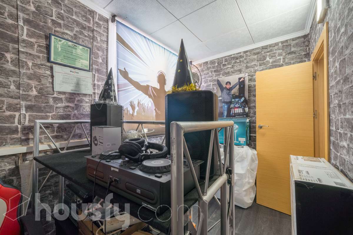 Housfy vende 🏡 luminoso piso ubicado en L'Hospitalet de Llobregat, el cuál consta de 65 metros útiles (verificados con la Dirección General de Catastro). Construido en el año: 1952. Distribución de estancias -Salón-comedor -3 Dormitorios (antes 2) -1 Baño -Cocina equipada Características específicas -Aire acondicionado -Calefacción -Terraza (ahora dormitorio) -Cédula de habitabilidad Zona y entorno Respecto a la ubicación, se sitúa en L'Hospitalet de Llobregat, municipio de Barcelona. Esta propiedad se encuentra cerca de transporte público, colegios, supermercados y farmacias. Aviso legal El precio de venta no incluye gastos de la compraventa como notaría, registro, impuestos, ni tampoco honorarios agencia. Esta publicación no es vinculante. Consulta siempre la nota simple con Housfy antes de formalizar la compraventa. Sobre nosotros Housfy es la plataforma integral de servicios inmobiliarios. Nuestra combinación de expertos y tecnología pone al alcance de todo el mundo servicios cómodos, claros y seguros. AICAT número: 7922. Nos encargamos de la gestión y asesoramiento de la compra. ¡Olvídate de todo! Hacemos los trámites por ti. Y, si además necesitas financiación, ponemos a tu disposición un bróker hipotecario para ayudarte a conseguir las mejores condiciones para tu perfil económico. ¿Quieres visitarla? Contacta con Housfy y agenda tu visita sin compromiso. Más información en: housfy.com-8