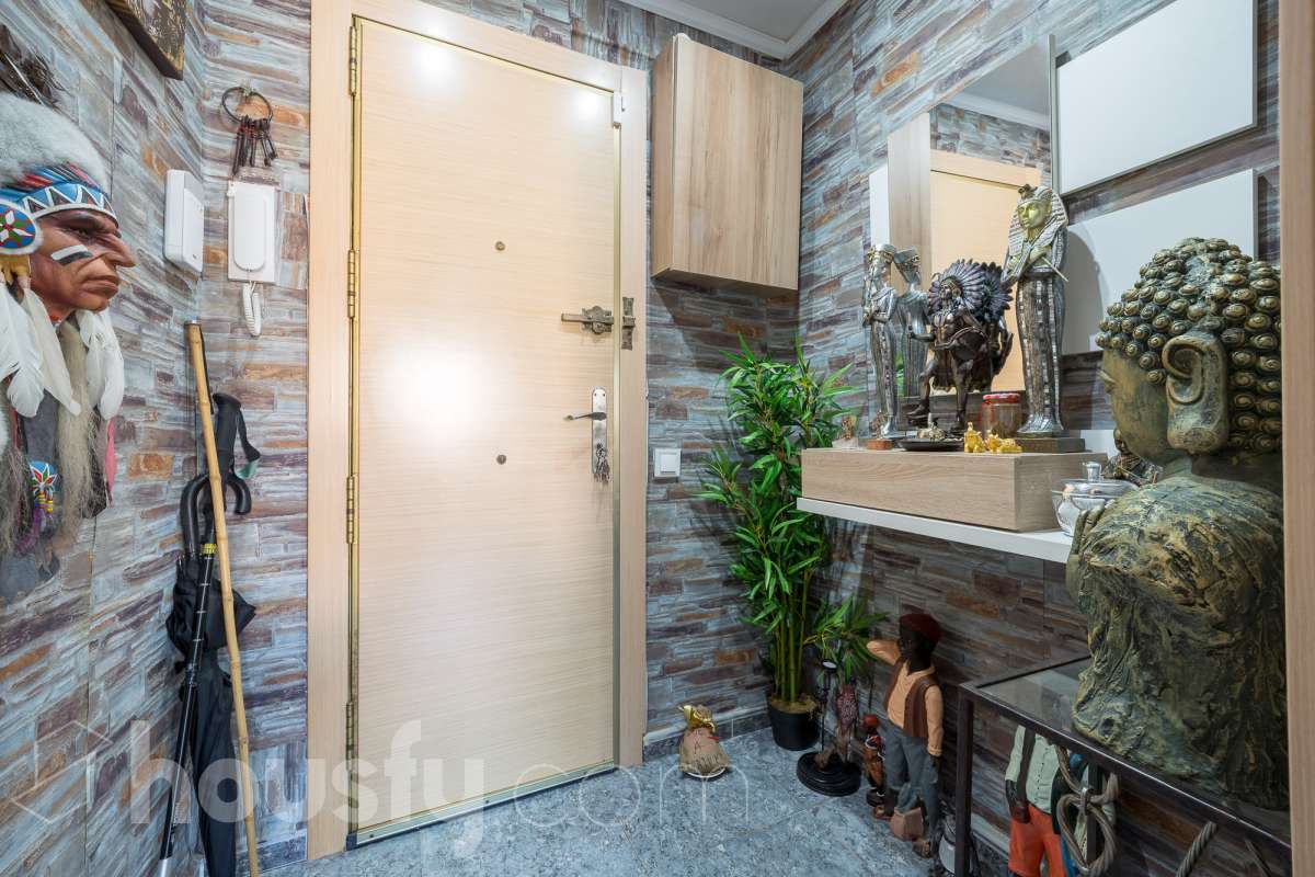 Housfy vende 🏡 luminoso piso ubicado en L'Hospitalet de Llobregat, el cuál consta de 65 metros útiles (verificados con la Dirección General de Catastro). Construido en el año: 1952. Distribución de estancias -Salón-comedor -3 Dormitorios (antes 2) -1 Baño -Cocina equipada Características específicas -Aire acondicionado -Calefacción -Terraza (ahora dormitorio) -Cédula de habitabilidad Zona y entorno Respecto a la ubicación, se sitúa en L'Hospitalet de Llobregat, municipio de Barcelona. Esta propiedad se encuentra cerca de transporte público, colegios, supermercados y farmacias. Aviso legal El precio de venta no incluye gastos de la compraventa como notaría, registro, impuestos, ni tampoco honorarios agencia. Esta publicación no es vinculante. Consulta siempre la nota simple con Housfy antes de formalizar la compraventa. Sobre nosotros Housfy es la plataforma integral de servicios inmobiliarios. Nuestra combinación de expertos y tecnología pone al alcance de todo el mundo servicios cómodos, claros y seguros. AICAT número: 7922. Nos encargamos de la gestión y asesoramiento de la compra. ¡Olvídate de todo! Hacemos los trámites por ti. Y, si además necesitas financiación, ponemos a tu disposición un bróker hipotecario para ayudarte a conseguir las mejores condiciones para tu perfil económico. ¿Quieres visitarla? Contacta con Housfy y agenda tu visita sin compromiso. Más información en: housfy.com-21