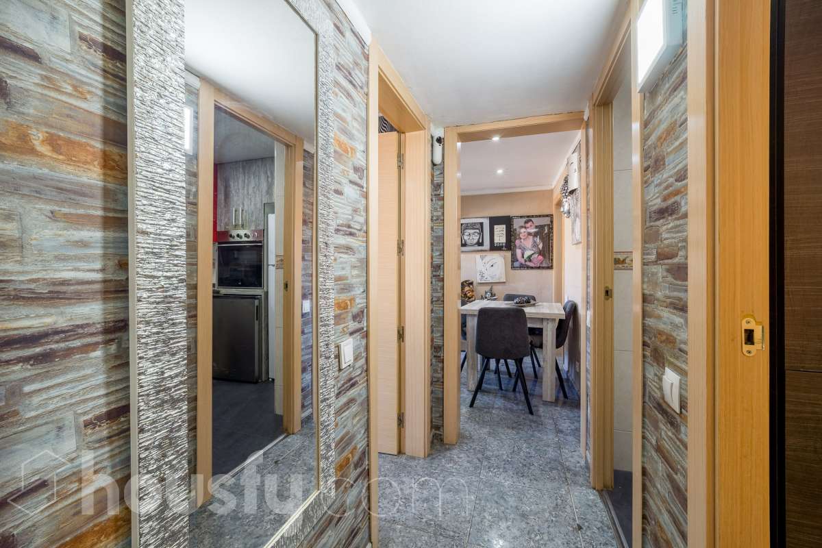 Housfy vende 🏡 luminoso piso ubicado en L'Hospitalet de Llobregat, el cuál consta de 65 metros útiles (verificados con la Dirección General de Catastro). Construido en el año: 1952. Distribución de estancias -Salón-comedor -3 Dormitorios (antes 2) -1 Baño -Cocina equipada Características específicas -Aire acondicionado -Calefacción -Terraza (ahora dormitorio) -Cédula de habitabilidad Zona y entorno Respecto a la ubicación, se sitúa en L'Hospitalet de Llobregat, municipio de Barcelona. Esta propiedad se encuentra cerca de transporte público, colegios, supermercados y farmacias. Aviso legal El precio de venta no incluye gastos de la compraventa como notaría, registro, impuestos, ni tampoco honorarios agencia. Esta publicación no es vinculante. Consulta siempre la nota simple con Housfy antes de formalizar la compraventa. Sobre nosotros Housfy es la plataforma integral de servicios inmobiliarios. Nuestra combinación de expertos y tecnología pone al alcance de todo el mundo servicios cómodos, claros y seguros. AICAT número: 7922. Nos encargamos de la gestión y asesoramiento de la compra. ¡Olvídate de todo! Hacemos los trámites por ti. Y, si además necesitas financiación, ponemos a tu disposición un bróker hipotecario para ayudarte a conseguir las mejores condiciones para tu perfil económico. ¿Quieres visitarla? Contacta con Housfy y agenda tu visita sin compromiso. Más información en: housfy.com-18