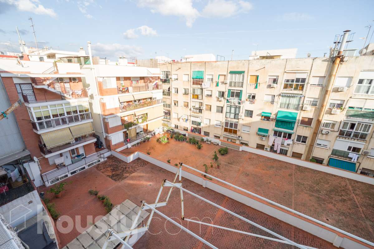 Housfy vende 🏡 luminoso piso ubicado en L'Hospitalet de Llobregat, el cuál consta de 65 metros útiles (verificados con la Dirección General de Catastro). Construido en el año: 1952. Distribución de estancias -Salón-comedor -3 Dormitorios (antes 2) -1 Baño -Cocina equipada Características específicas -Aire acondicionado -Calefacción -Terraza (ahora dormitorio) -Cédula de habitabilidad Zona y entorno Respecto a la ubicación, se sitúa en L'Hospitalet de Llobregat, municipio de Barcelona. Esta propiedad se encuentra cerca de transporte público, colegios, supermercados y farmacias. Aviso legal El precio de venta no incluye gastos de la compraventa como notaría, registro, impuestos, ni tampoco honorarios agencia. Esta publicación no es vinculante. Consulta siempre la nota simple con Housfy antes de formalizar la compraventa. Sobre nosotros Housfy es la plataforma integral de servicios inmobiliarios. Nuestra combinación de expertos y tecnología pone al alcance de todo el mundo servicios cómodos, claros y seguros. AICAT número: 7922. Nos encargamos de la gestión y asesoramiento de la compra. ¡Olvídate de todo! Hacemos los trámites por ti. Y, si además necesitas financiación, ponemos a tu disposición un bróker hipotecario para ayudarte a conseguir las mejores condiciones para tu perfil económico. ¿Quieres visitarla? Contacta con Housfy y agenda tu visita sin compromiso. Más información en: housfy.com-22