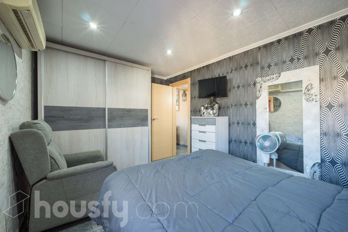 Housfy vende 🏡 luminoso piso ubicado en L'Hospitalet de Llobregat, el cuál consta de 65 metros útiles (verificados con la Dirección General de Catastro). Construido en el año: 1952. Distribución de estancias -Salón-comedor -3 Dormitorios (antes 2) -1 Baño -Cocina equipada Características específicas -Aire acondicionado -Calefacción -Terraza (ahora dormitorio) -Cédula de habitabilidad Zona y entorno Respecto a la ubicación, se sitúa en L'Hospitalet de Llobregat, municipio de Barcelona. Esta propiedad se encuentra cerca de transporte público, colegios, supermercados y farmacias. Aviso legal El precio de venta no incluye gastos de la compraventa como notaría, registro, impuestos, ni tampoco honorarios agencia. Esta publicación no es vinculante. Consulta siempre la nota simple con Housfy antes de formalizar la compraventa. Sobre nosotros Housfy es la plataforma integral de servicios inmobiliarios. Nuestra combinación de expertos y tecnología pone al alcance de todo el mundo servicios cómodos, claros y seguros. AICAT número: 7922. Nos encargamos de la gestión y asesoramiento de la compra. ¡Olvídate de todo! Hacemos los trámites por ti. Y, si además necesitas financiación, ponemos a tu disposición un bróker hipotecario para ayudarte a conseguir las mejores condiciones para tu perfil económico. ¿Quieres visitarla? Contacta con Housfy y agenda tu visita sin compromiso. Más información en: housfy.com-6