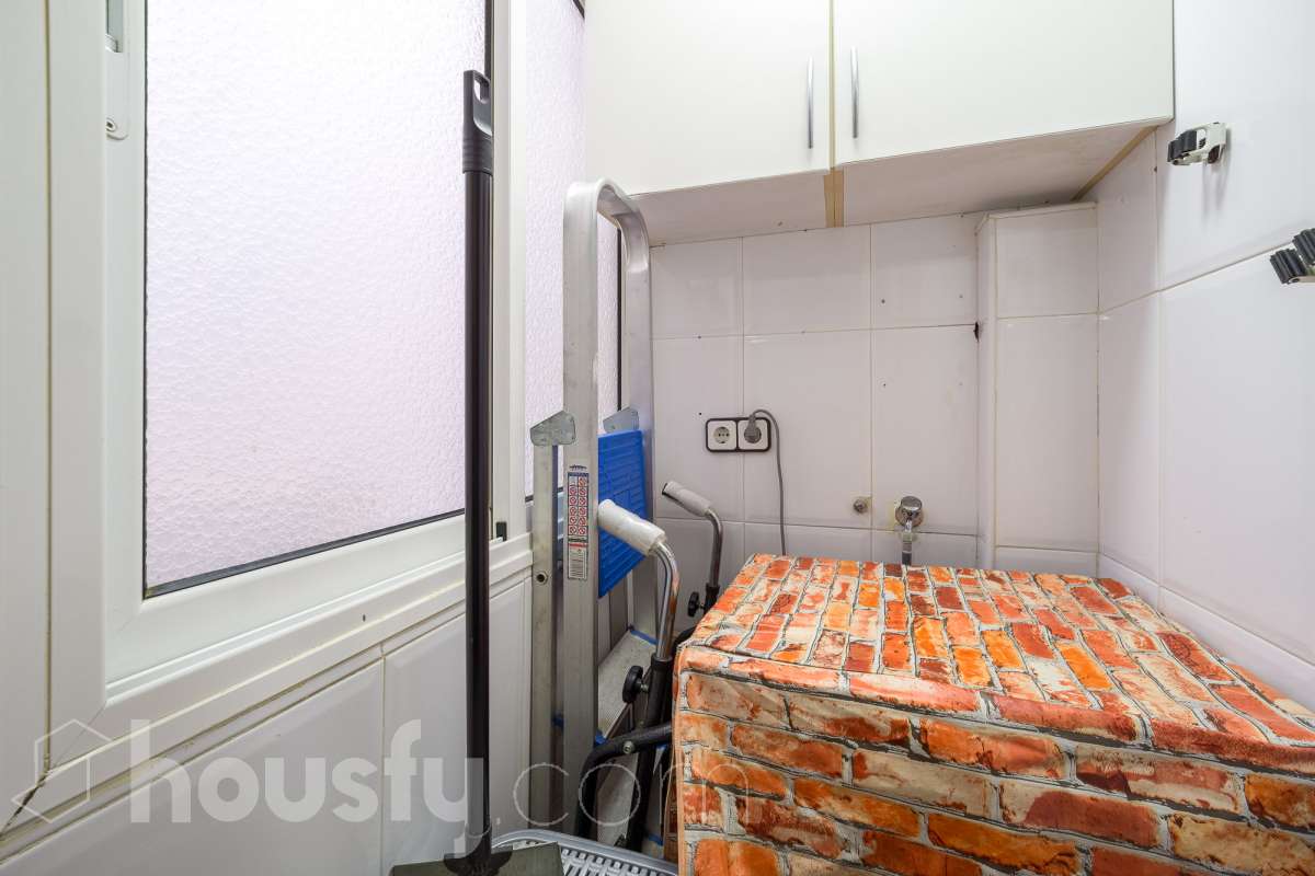 Housfy vende 🏡 luminoso piso ubicado en L'Hospitalet de Llobregat, el cuál consta de 65 metros útiles (verificados con la Dirección General de Catastro). Construido en el año: 1952. Distribución de estancias -Salón-comedor -3 Dormitorios (antes 2) -1 Baño -Cocina equipada Características específicas -Aire acondicionado -Calefacción -Terraza (ahora dormitorio) -Cédula de habitabilidad Zona y entorno Respecto a la ubicación, se sitúa en L'Hospitalet de Llobregat, municipio de Barcelona. Esta propiedad se encuentra cerca de transporte público, colegios, supermercados y farmacias. Aviso legal El precio de venta no incluye gastos de la compraventa como notaría, registro, impuestos, ni tampoco honorarios agencia. Esta publicación no es vinculante. Consulta siempre la nota simple con Housfy antes de formalizar la compraventa. Sobre nosotros Housfy es la plataforma integral de servicios inmobiliarios. Nuestra combinación de expertos y tecnología pone al alcance de todo el mundo servicios cómodos, claros y seguros. AICAT número: 7922. Nos encargamos de la gestión y asesoramiento de la compra. ¡Olvídate de todo! Hacemos los trámites por ti. Y, si además necesitas financiación, ponemos a tu disposición un bróker hipotecario para ayudarte a conseguir las mejores condiciones para tu perfil económico. ¿Quieres visitarla? Contacta con Housfy y agenda tu visita sin compromiso. Más información en: housfy.com-17