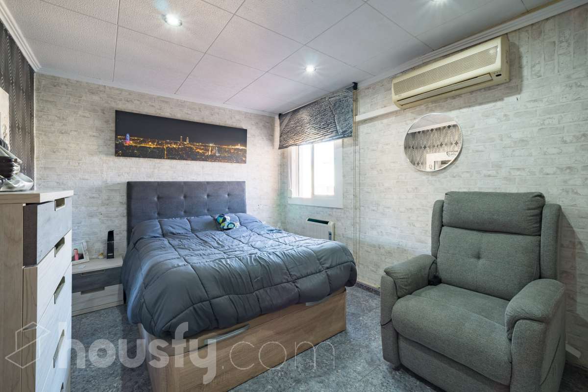 Housfy vende 🏡 luminoso piso ubicado en L'Hospitalet de Llobregat, el cuál consta de 65 metros útiles (verificados con la Dirección General de Catastro). Construido en el año: 1952. Distribución de estancias -Salón-comedor -3 Dormitorios (antes 2) -1 Baño -Cocina equipada Características específicas -Aire acondicionado -Calefacción -Terraza (ahora dormitorio) -Cédula de habitabilidad Zona y entorno Respecto a la ubicación, se sitúa en L'Hospitalet de Llobregat, municipio de Barcelona. Esta propiedad se encuentra cerca de transporte público, colegios, supermercados y farmacias. Aviso legal El precio de venta no incluye gastos de la compraventa como notaría, registro, impuestos, ni tampoco honorarios agencia. Esta publicación no es vinculante. Consulta siempre la nota simple con Housfy antes de formalizar la compraventa. Sobre nosotros Housfy es la plataforma integral de servicios inmobiliarios. Nuestra combinación de expertos y tecnología pone al alcance de todo el mundo servicios cómodos, claros y seguros. AICAT número: 7922. Nos encargamos de la gestión y asesoramiento de la compra. ¡Olvídate de todo! Hacemos los trámites por ti. Y, si además necesitas financiación, ponemos a tu disposición un bróker hipotecario para ayudarte a conseguir las mejores condiciones para tu perfil económico. ¿Quieres visitarla? Contacta con Housfy y agenda tu visita sin compromiso. Más información en: housfy.com-5