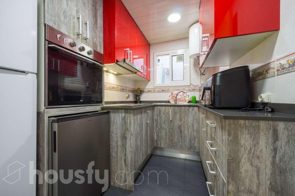 Housfy vende 🏡 luminoso piso ubicado en L'Hospitalet de Llobregat, el cuál consta de 65 metros útiles (verificados con la Dirección General de Catastro). Construido en el año: 1952. Distribución de estancias -Salón-comedor -3 Dormitorios (antes 2) -1 Baño -Cocina equipada Características específicas -Aire acondicionado -Calefacción -Terraza (ahora dormitorio) -Cédula de habitabilidad Zona y entorno Respecto a la ubicación, se sitúa en L'Hospitalet de Llobregat, municipio de Barcelona. Esta propiedad se encuentra cerca de transporte público, colegios, supermercados y farmacias. Aviso legal El precio de venta no incluye gastos de la compraventa como notaría, registro, impuestos, ni tampoco honorarios agencia. Esta publicación no es vinculante. Consulta siempre la nota simple con Housfy antes de formalizar la compraventa. Sobre nosotros Housfy es la plataforma integral de servicios inmobiliarios. Nuestra combinación de expertos y tecnología pone al alcance de todo el mundo servicios cómodos, claros y seguros. AICAT número: 7922. Nos encargamos de la gestión y asesoramiento de la compra. ¡Olvídate de todo! Hacemos los trámites por ti. Y, si además necesitas financiación, ponemos a tu disposición un bróker hipotecario para ayudarte a conseguir las mejores condiciones para tu perfil económico. ¿Quieres visitarla? Contacta con Housfy y agenda tu visita sin compromiso. Más información en: housfy.com-12