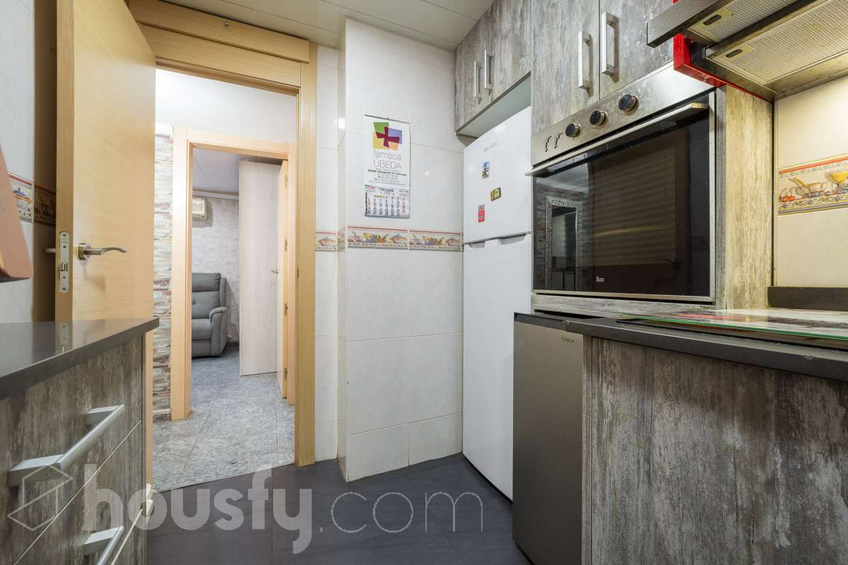 Housfy vende 🏡 luminoso piso ubicado en L'Hospitalet de Llobregat, el cuál consta de 65 metros útiles (verificados con la Dirección General de Catastro). Construido en el año: 1952. Distribución de estancias -Salón-comedor -3 Dormitorios (antes 2) -1 Baño -Cocina equipada Características específicas -Aire acondicionado -Calefacción -Terraza (ahora dormitorio) -Cédula de habitabilidad Zona y entorno Respecto a la ubicación, se sitúa en L'Hospitalet de Llobregat, municipio de Barcelona. Esta propiedad se encuentra cerca de transporte público, colegios, supermercados y farmacias. Aviso legal El precio de venta no incluye gastos de la compraventa como notaría, registro, impuestos, ni tampoco honorarios agencia. Esta publicación no es vinculante. Consulta siempre la nota simple con Housfy antes de formalizar la compraventa. Sobre nosotros Housfy es la plataforma integral de servicios inmobiliarios. Nuestra combinación de expertos y tecnología pone al alcance de todo el mundo servicios cómodos, claros y seguros. AICAT número: 7922. Nos encargamos de la gestión y asesoramiento de la compra. ¡Olvídate de todo! Hacemos los trámites por ti. Y, si además necesitas financiación, ponemos a tu disposición un bróker hipotecario para ayudarte a conseguir las mejores condiciones para tu perfil económico. ¿Quieres visitarla? Contacta con Housfy y agenda tu visita sin compromiso. Más información en: housfy.com-14
